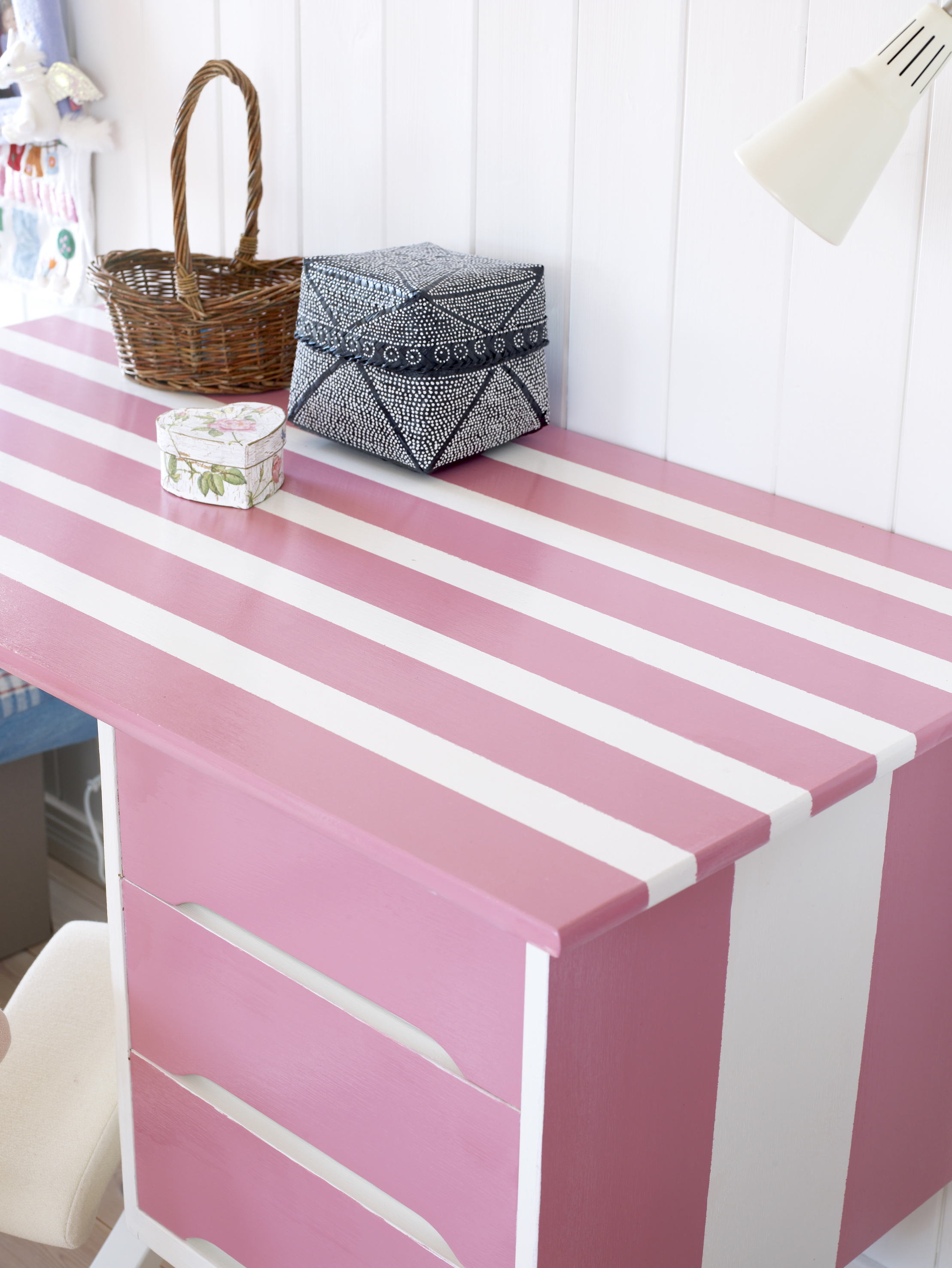 En gammel skrivepult ble malt rosa- og hvitstripete. 