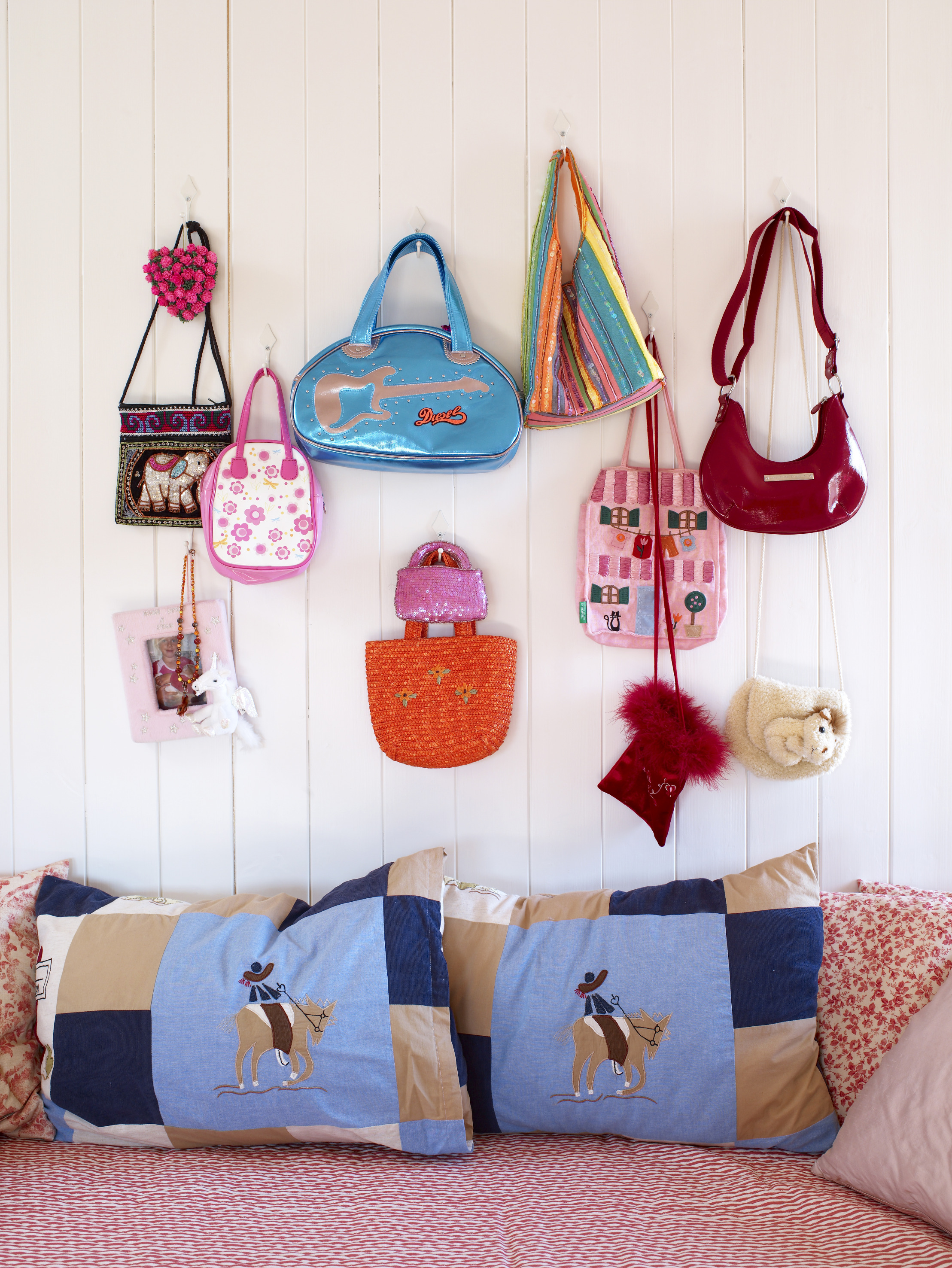 Ingrid elsker vesker, og samlingen hennes dekorerer en hel vegg. En god idé, for vesker tar mye oppbevaringsplass. Sofaen/gjestesengen har puter og sengeteppe i morsomme mønstre. Dette har også bestemor og venninnen sydd.