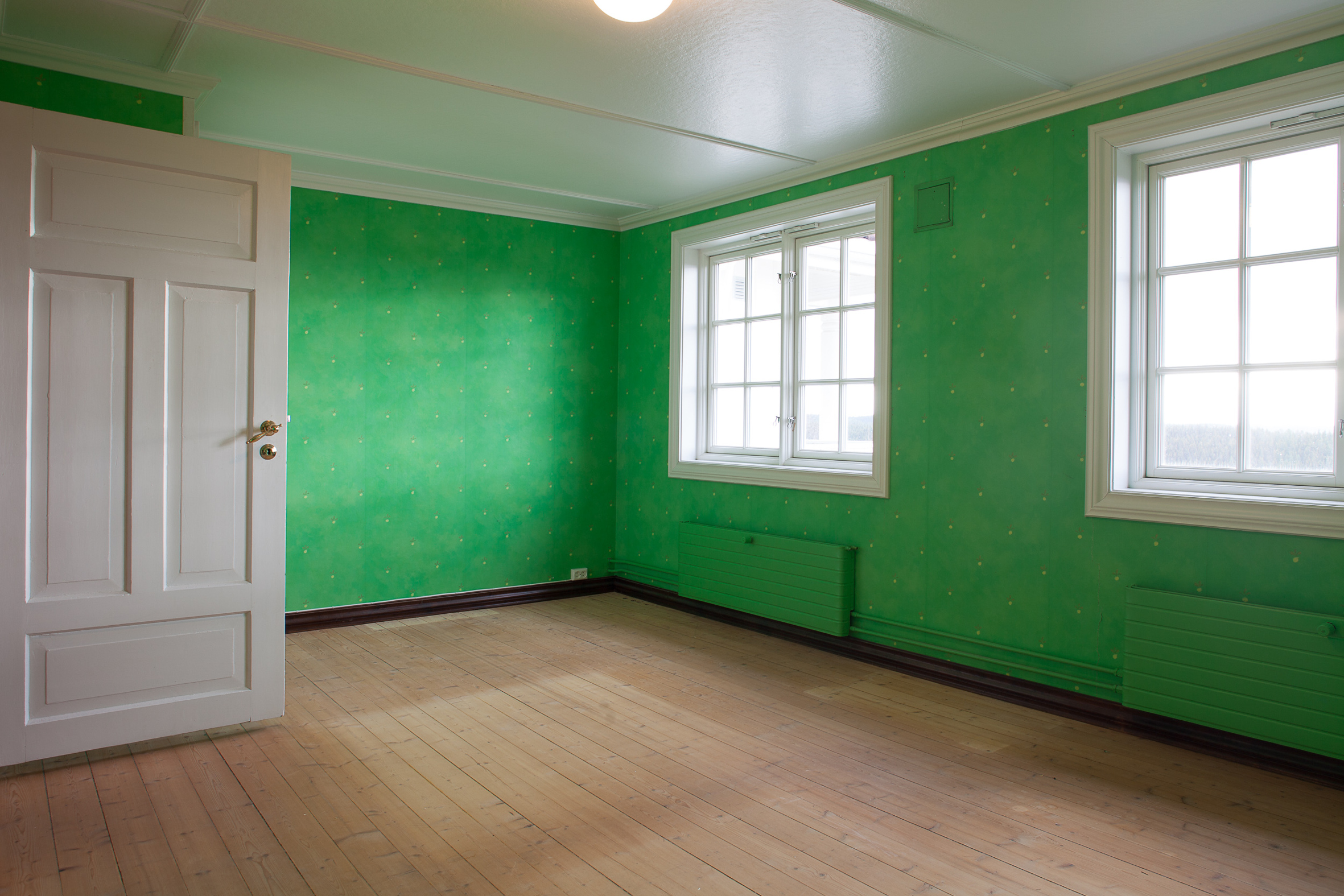 Rommet hadde tapet i en sterk grønnfarge – i overkant fargesterk for en liten pike som trenger mye søvn. 