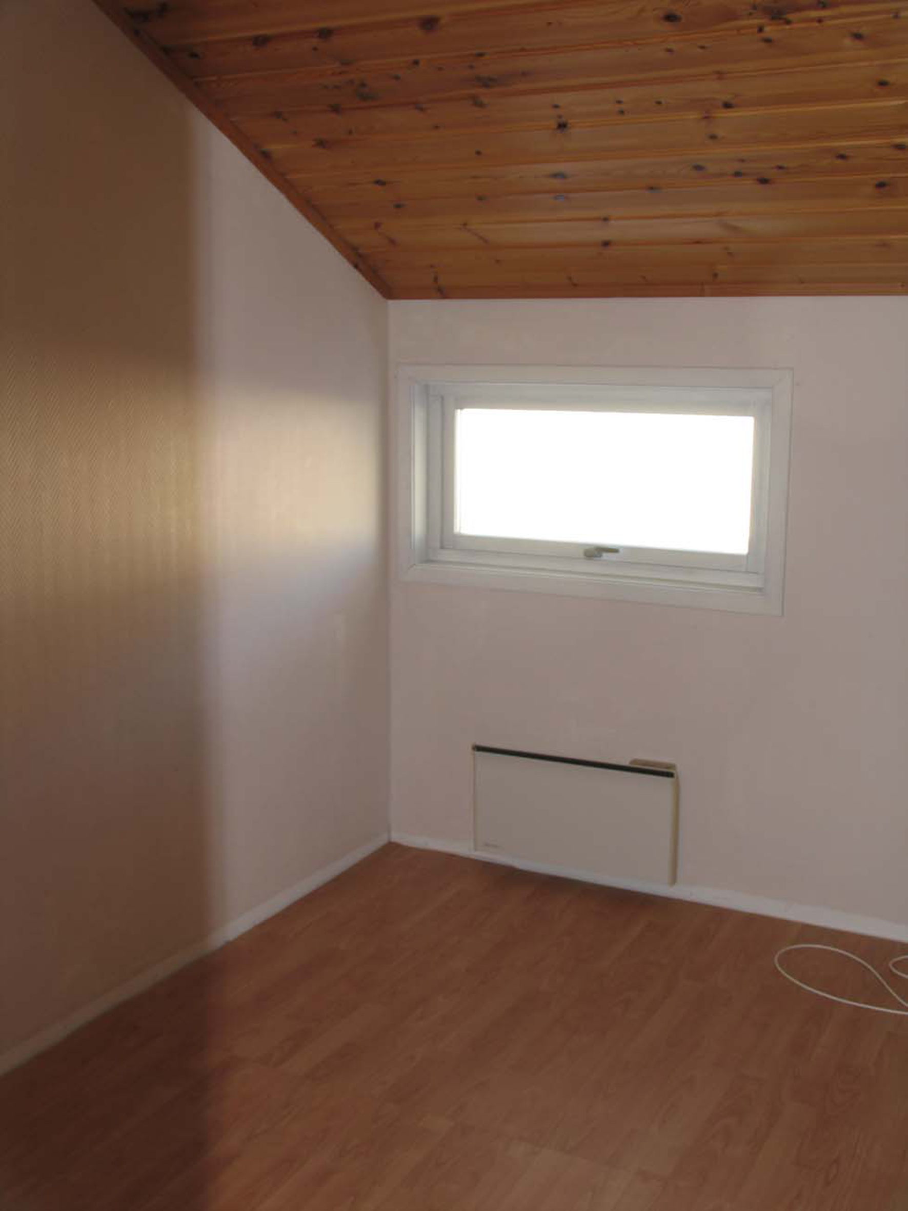 Barneværelset før: mørkt tak, rosa vegger og gulnet parkett. 