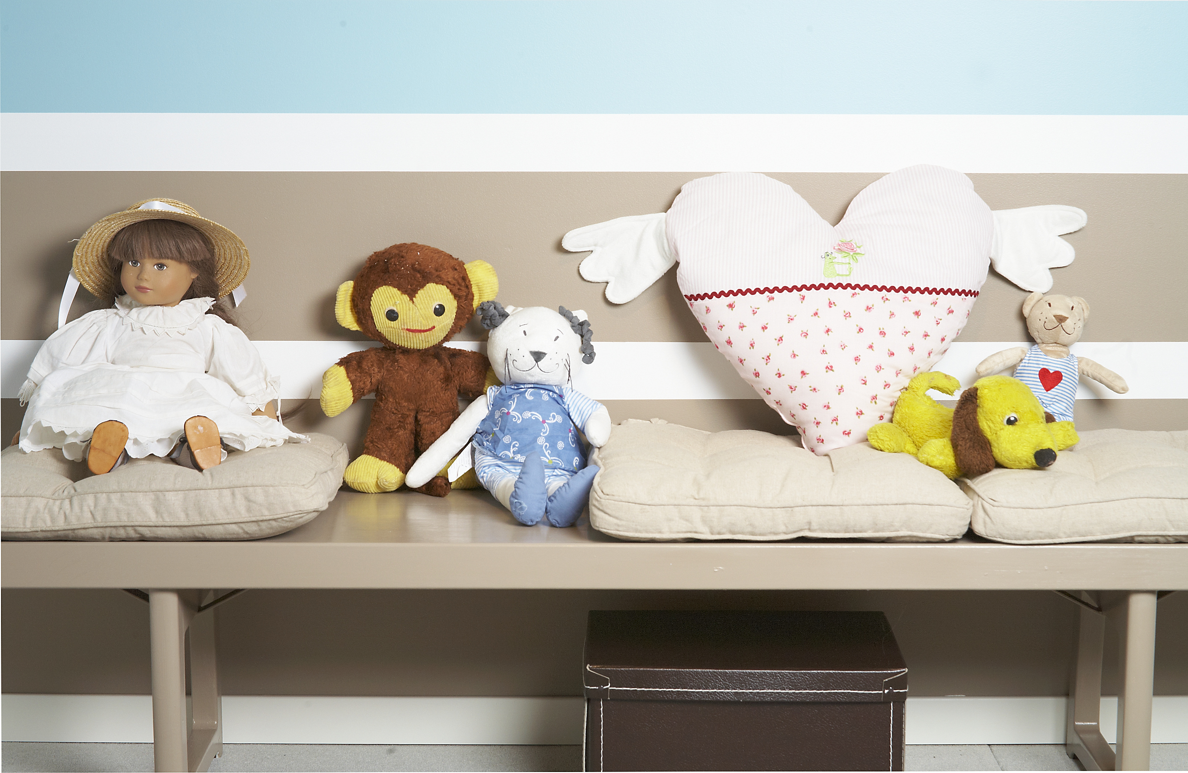 Fra blomsterbord til tøff sittebenk, som har fått samme farge som stripene på veggen.  