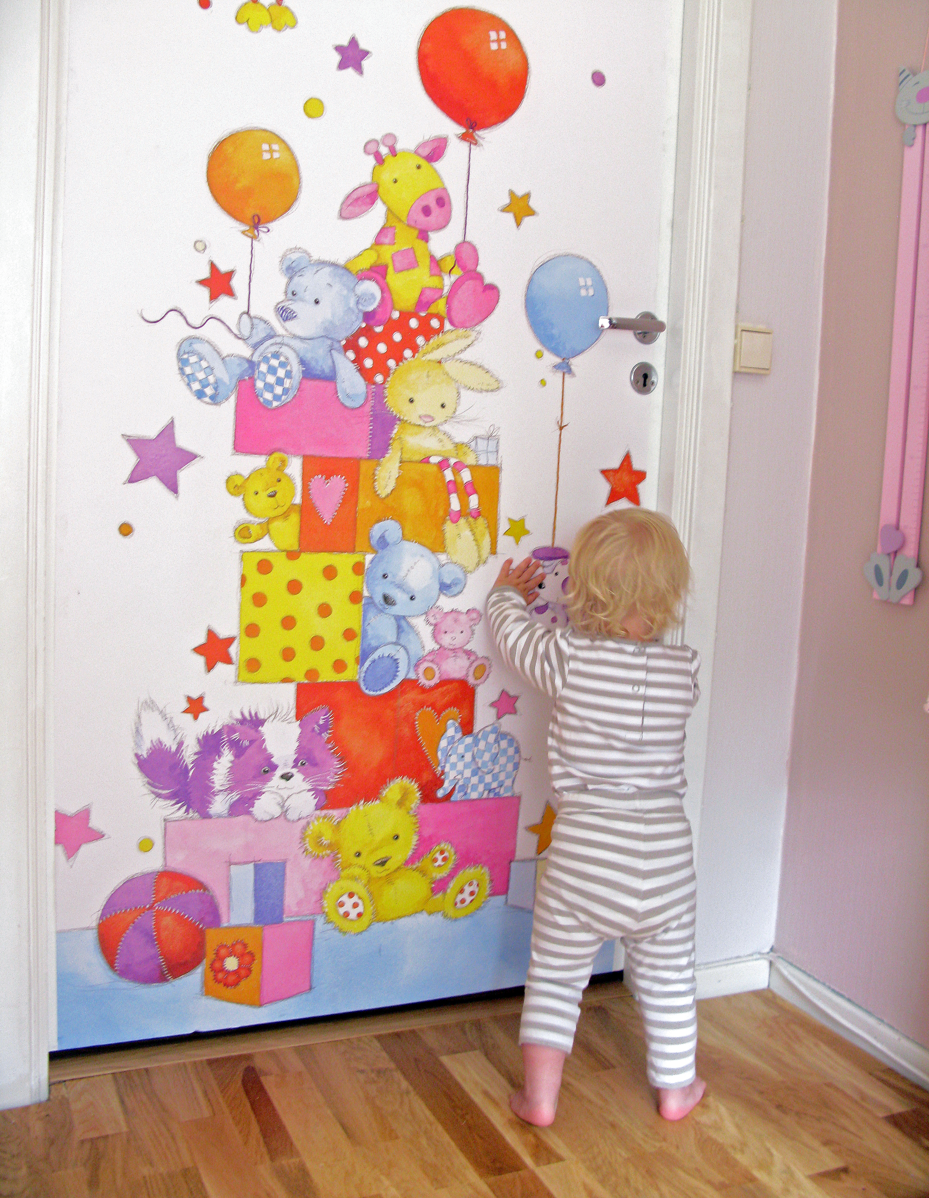 Lystig dør til jenterommet