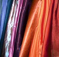 Hovedlinjene når det gjelder gardiner er at det går mot de tynne, lette stoffer og panelgardiner.