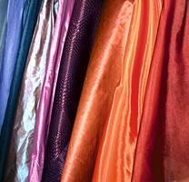 Hovedlinjene når det gjelder gardiner er at det går mot de tynne, lette stoffer og panelgardiner.