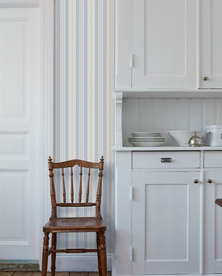 HØYERE: Vertikale striper og et høyt smalt skap strekker rommet i høyden. Tapet Beautiful Tradition fra Borge. (Foto: Borge)