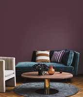 <b>PÅKLEDD:</b> Matte vegger utstråler ro og eksklusivitet. Med fine tekstiler i tillegg skaper du en god harmoni i stuen. Stuen her er malt i fargen Plommon 709 fra Beckers.