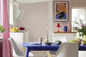 FRISKE AKSENTER: Når lyse basisfarger kombineres med friske  aksentfarger, får du et levende og personlig interiør. Tenk gjerne gjenbruk og mal gamle møbler i en av friskeste fargene. 