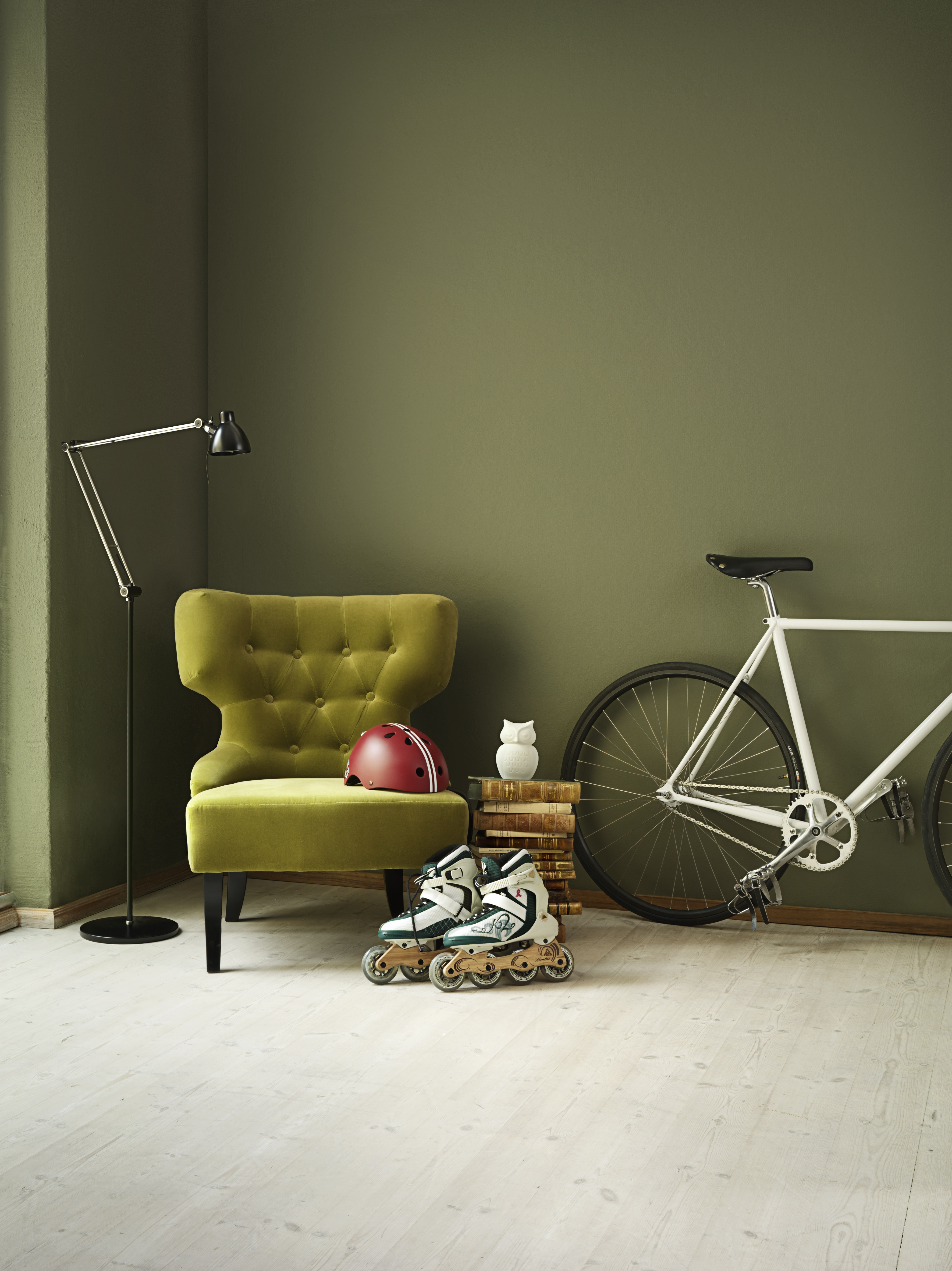 Kontrasfargene grønt og rødt i en dempet tone. Rødt har kun rollen som det lille ekstra.