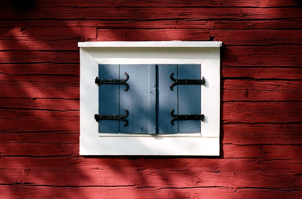 De tradisjonsrike, svenske husene er tradisjonelt malt med matt, rød maling.