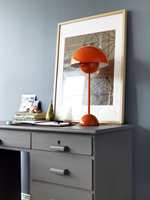 Vegg malt i Hilding og skrivebord i fargen Lena. Den oransje lampen frisker opp.