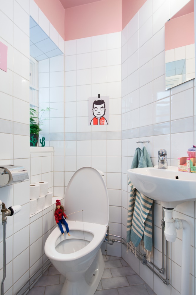 Sett farge der du kan! Et lite fargeinnslag, for eksempel i taket, gj&oslash;r mye. (Foto: Beckers)