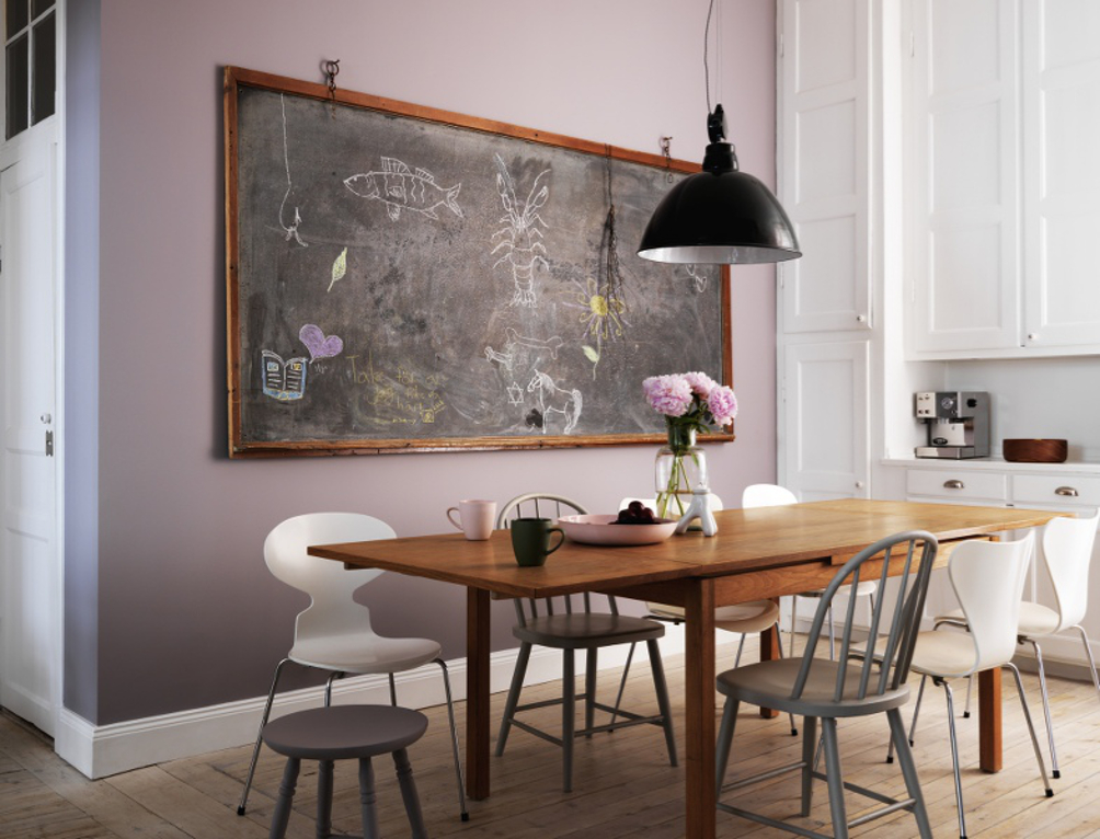 Ikke særlig søtt uttrykk i dette rommet, her er det en heller rustikk atmosfære. Vegg i farge Kanerva 717 (Beckers). 