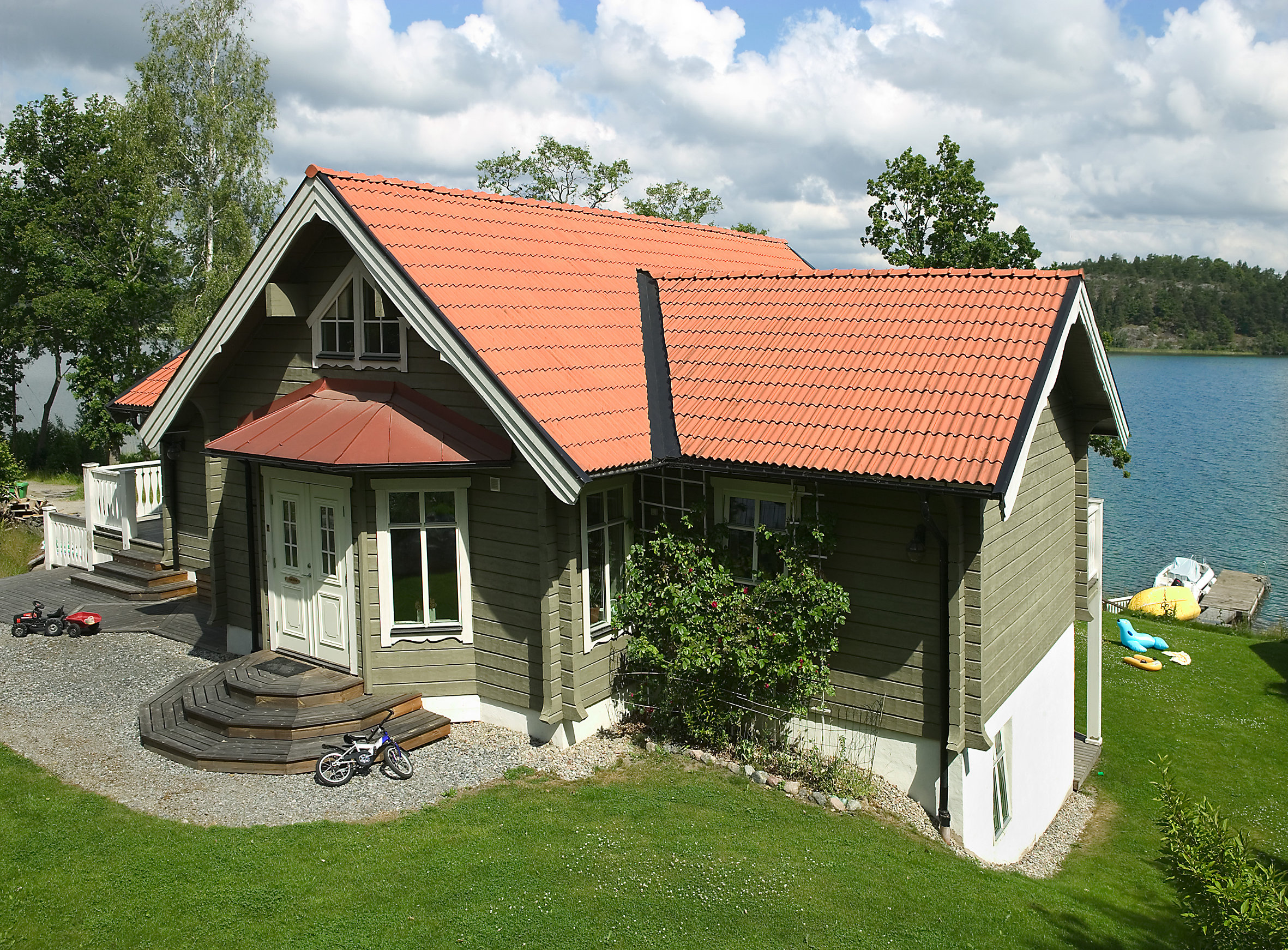Det er mange forhold &aring; ta hensyn til n&aring;r man velger farge p&aring; huset; beliggenhet og naturen rundt spiller en viktig rolle i hvordan vi opplever fargen p&aring; huset.