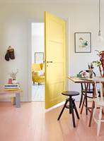 Når vi snakker om fargesetting av hjemmet, er det gjerne veggene vi først tenker på. Men fargeinnslaget kan like gjerne være på det vi tråkker på; maler du gulvet i en uventet farge, vil du med liten arbeidsinnsats kunne løfte hele rommet. 