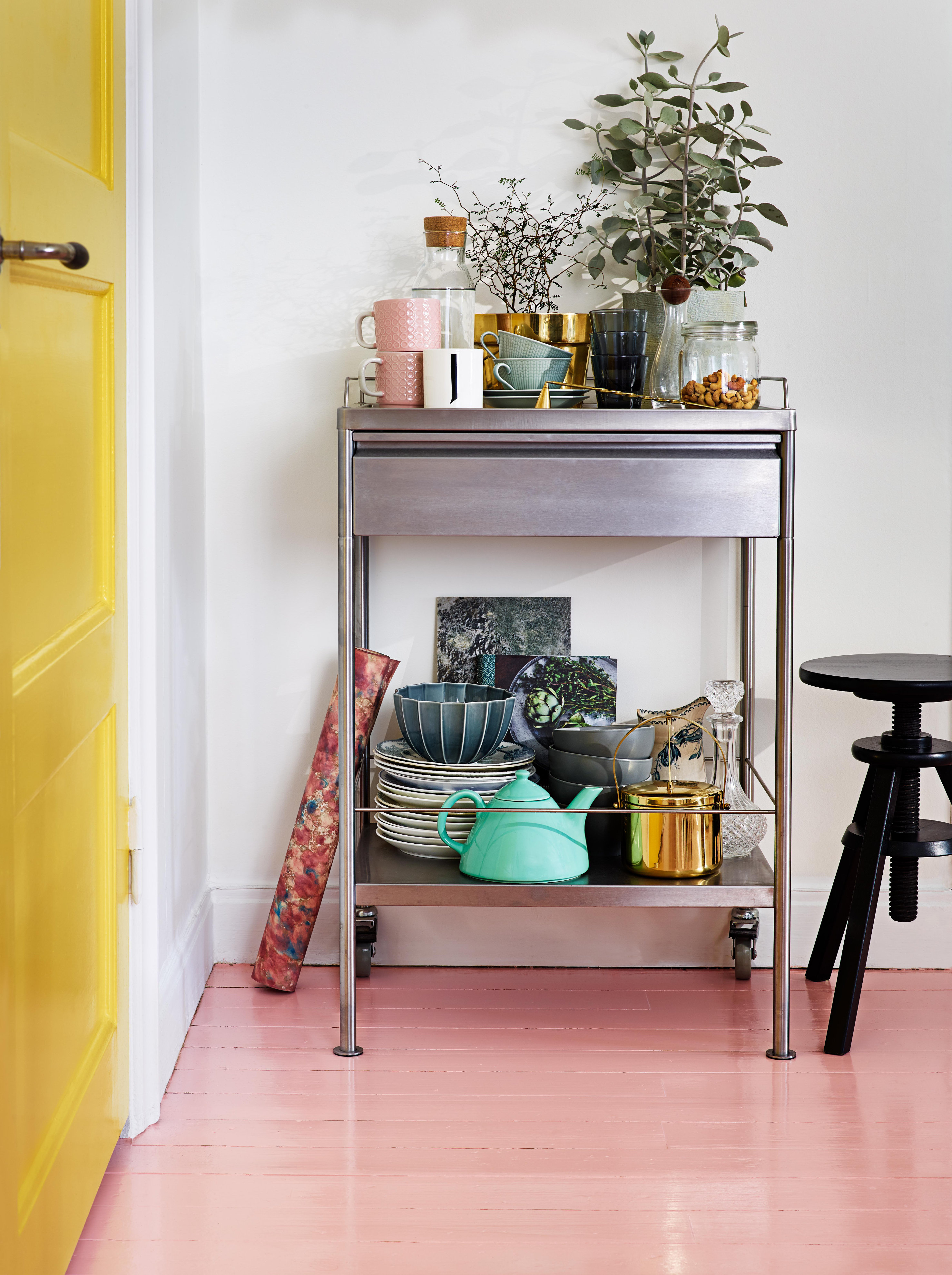 Gjør gulvet personlig ved å male det i en sprek farge, som denne rosafargen fra Beckers. Det tar mye mindre oppmerksomhet enn fargen ville gjort på veggen.