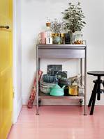 Gjør gulvet personlig ved å male det i en sprek farge, som denne rosafargen fra Beckers. Det tar mye mindre oppmerksomhet enn fargen ville gjort på veggen.