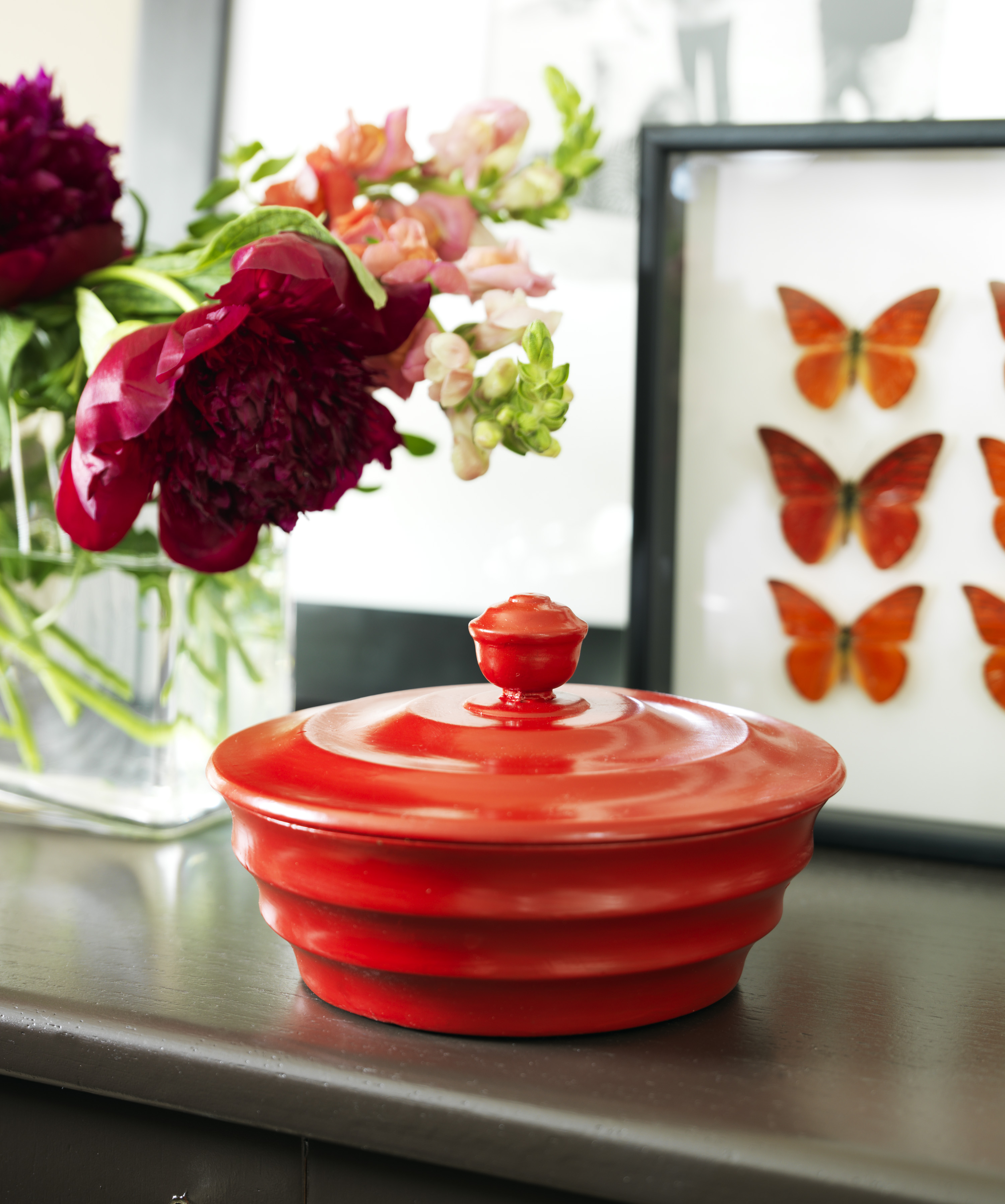 KONTRASTER: Rødt og oransje er komplementærfarger til grønt, og får de dempede grønntonene til å stråle litt ekstra. (Foto: Beckers)