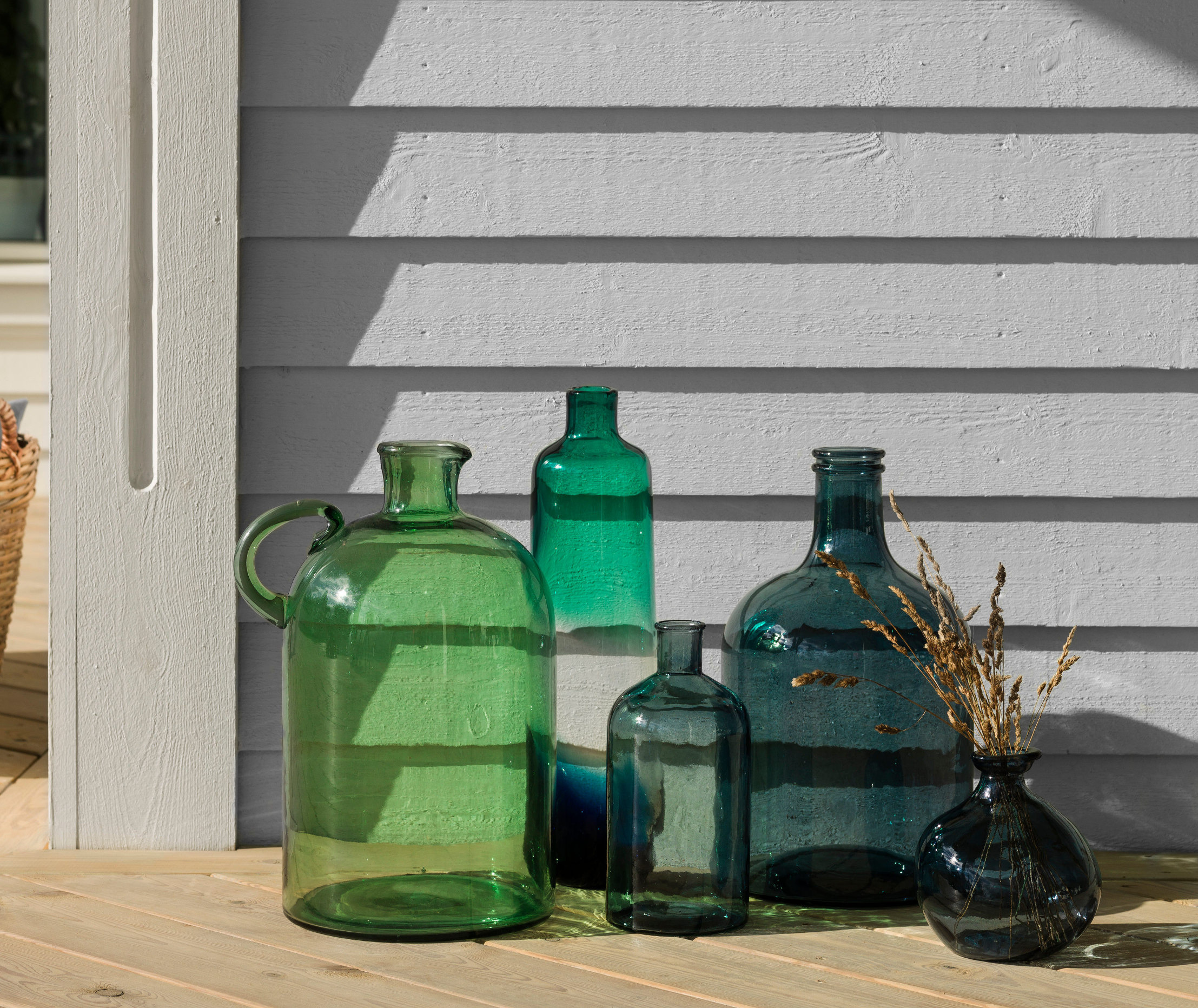 Hvis du ønsker en nøytral grå på huset må du velge en farge som ser gulaktig ut på fargekartet.