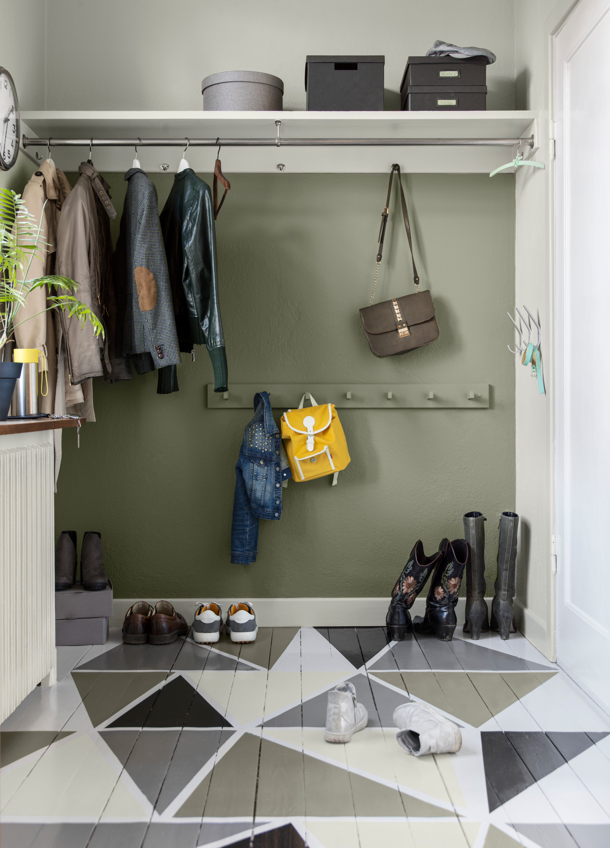 MAL NOEN FELT: Alle veggene trenger ikke males grønne for å oppleve rommet som grønt. Ved første øyekast ser denne entreen grønn ut. Men det er kun veggen under hattehyllen og noen mønsterfelt i det malte gulvet som er grønne. 