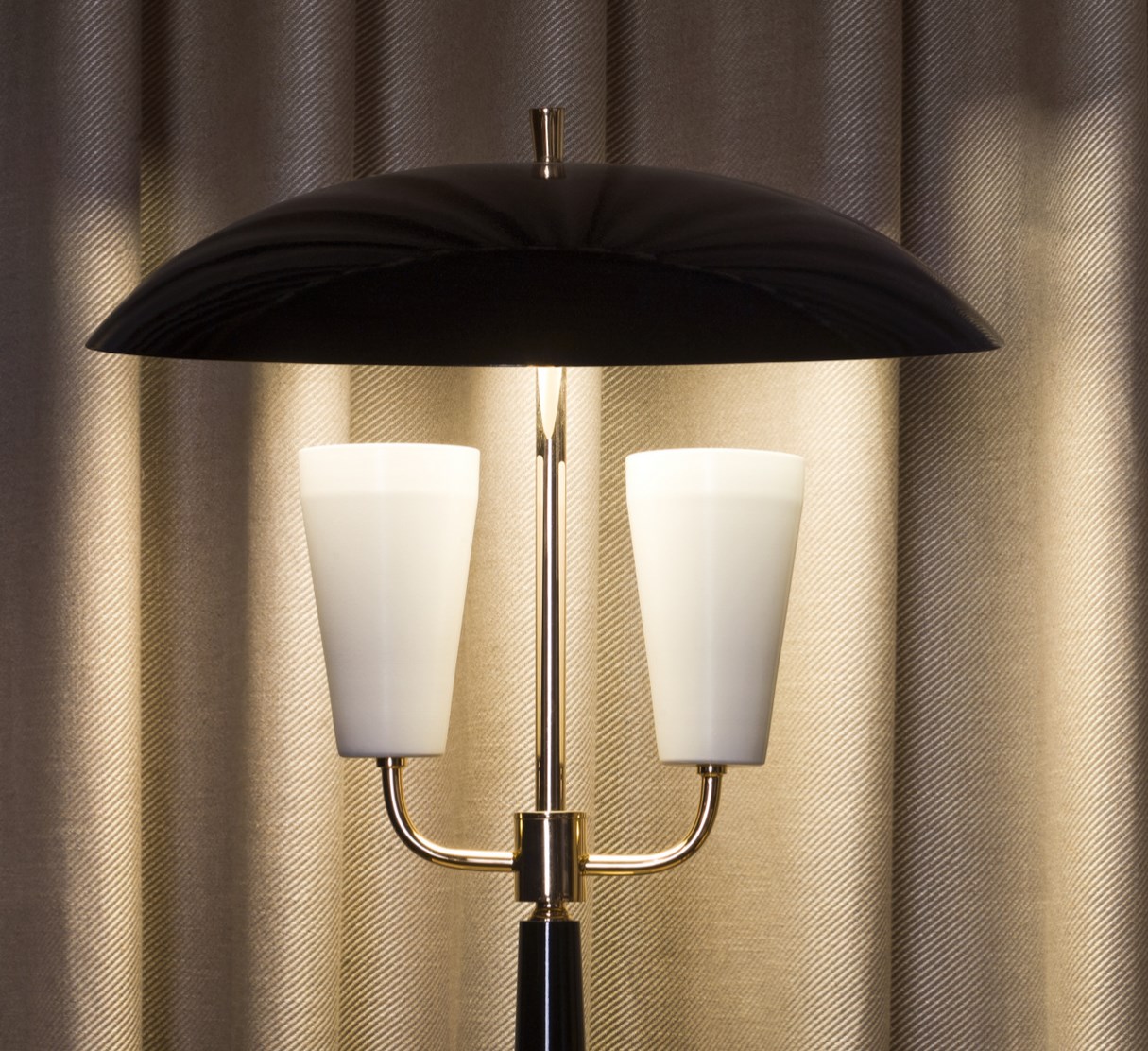 Mørke farger på soverommet