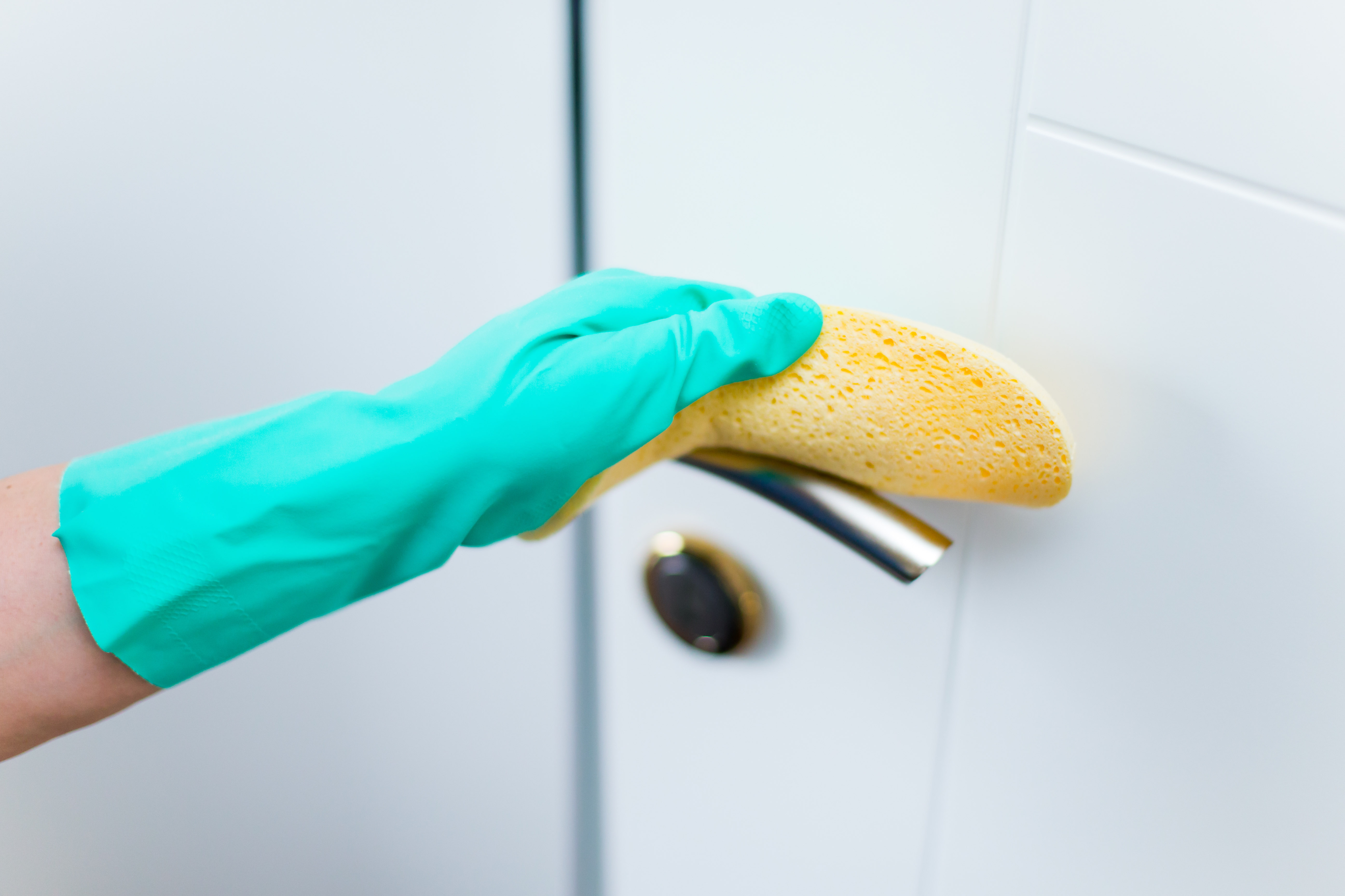 HÅNDTAK:&nbsp;Vær ekstra obs på rengjøring av overflater som berøres mye, som håndtak, rekkverk og låser.