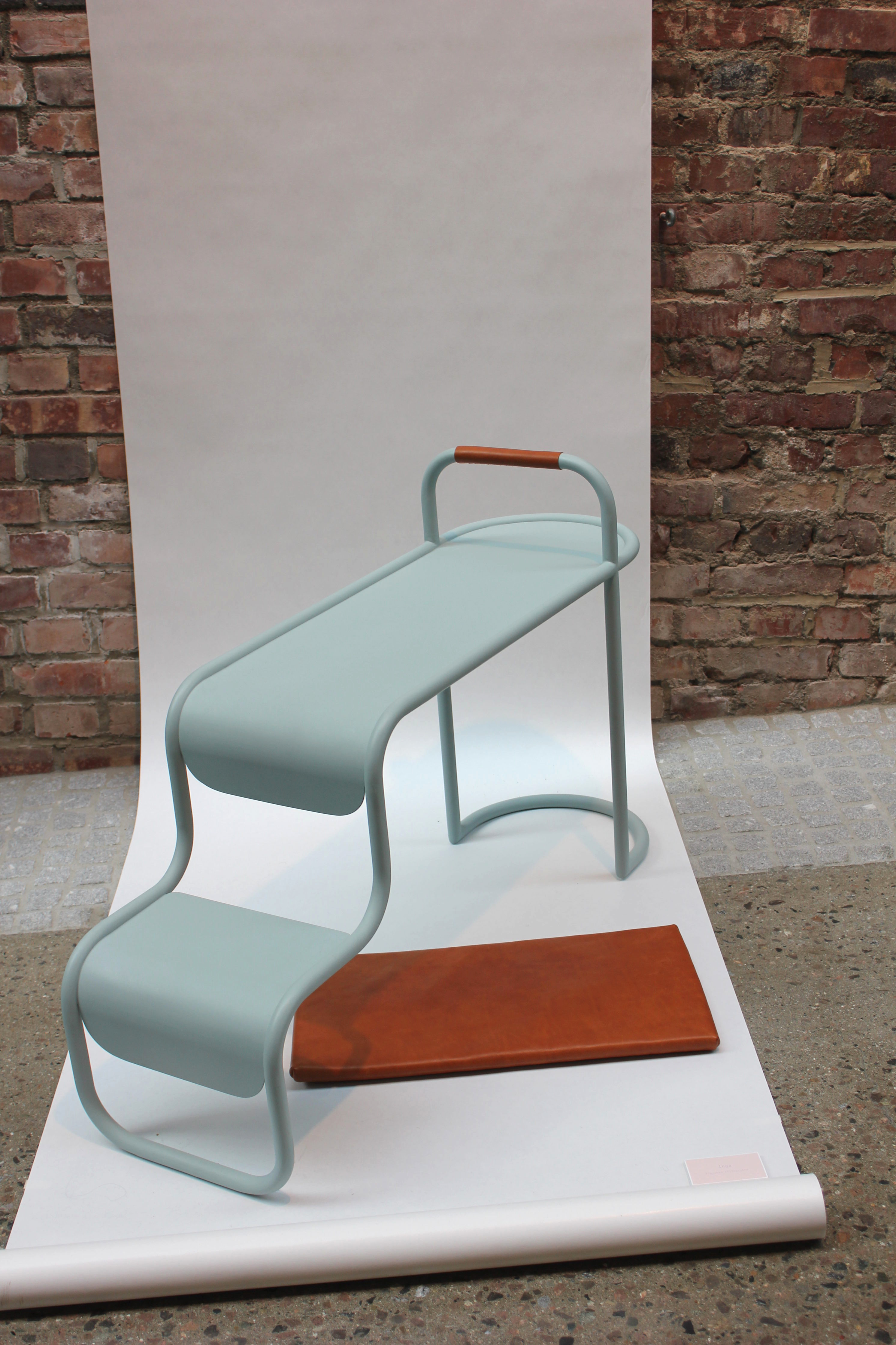 Bend – et entrémøbel for liten og stor, praktisk og med litt glimt i øyet, når man kommer eller går. Designet av Inga Fløystad Ellingsgård.