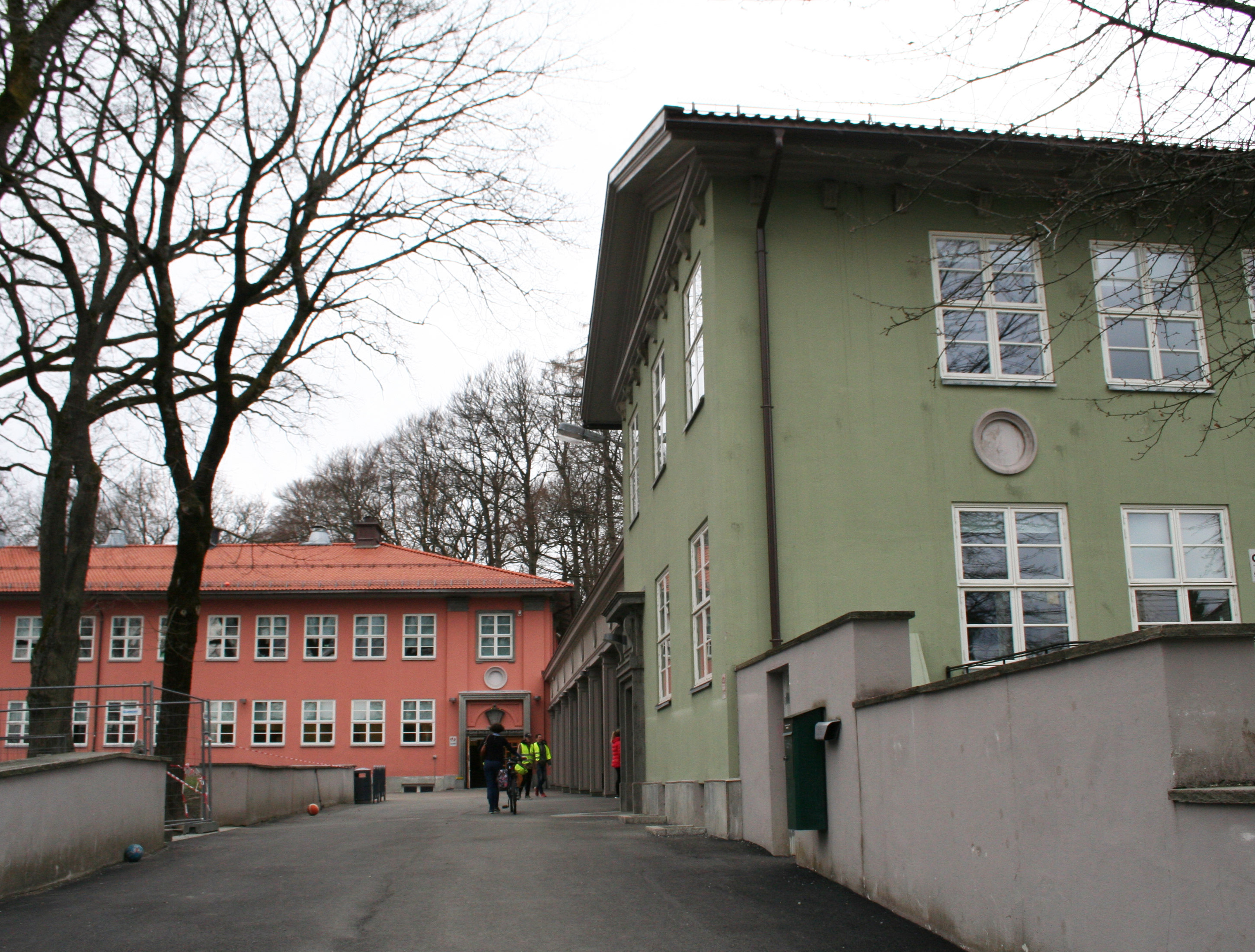 FARGERIK L&AElig;RING: Elevene p&aring; Berg skole l&aelig;rer i fargerike omgivelser.
