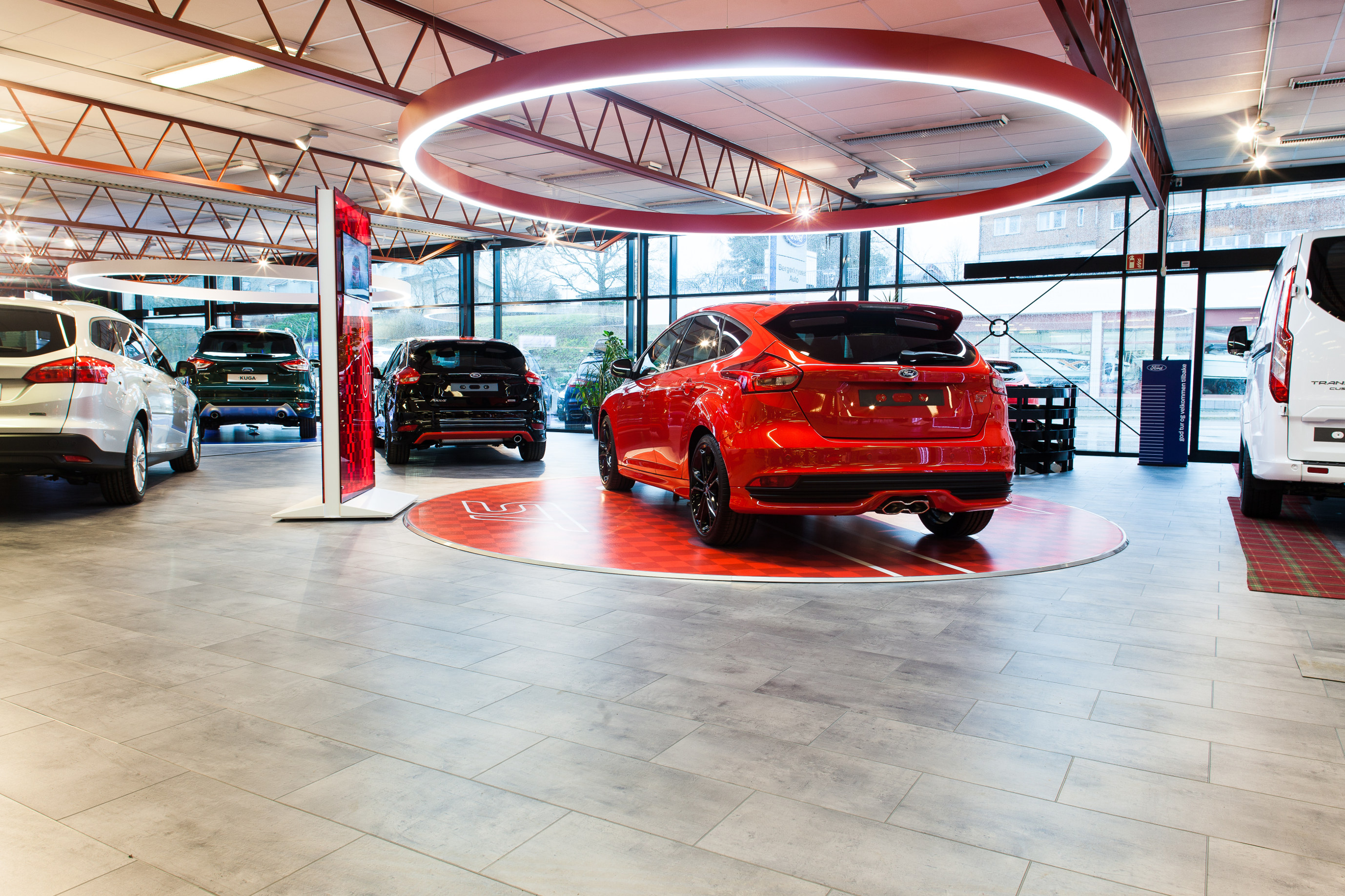 Podium: Sportsbilene vises på rødt podium med en rød lysring over.