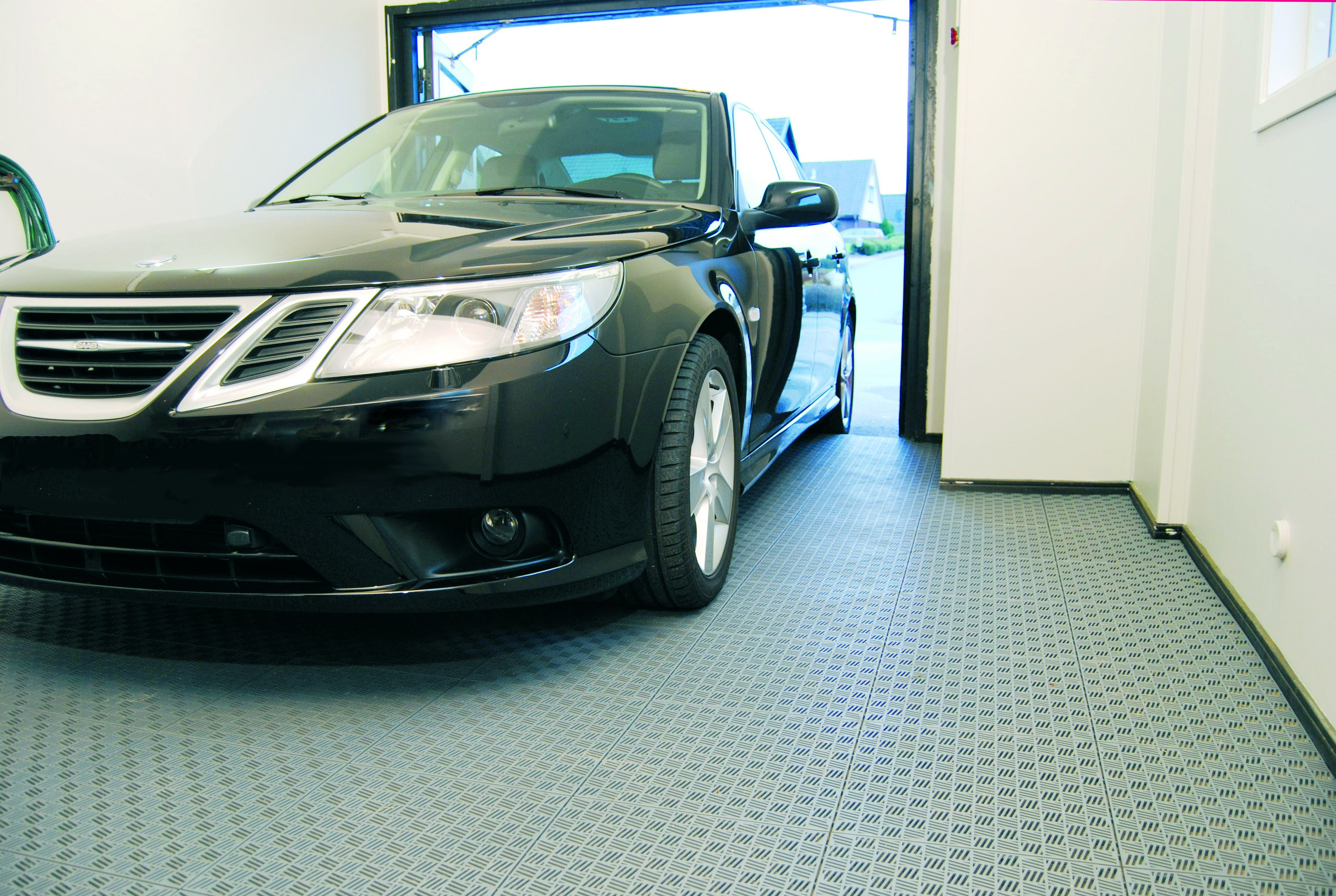 Lekkert og praktisk garasjegulv i plast