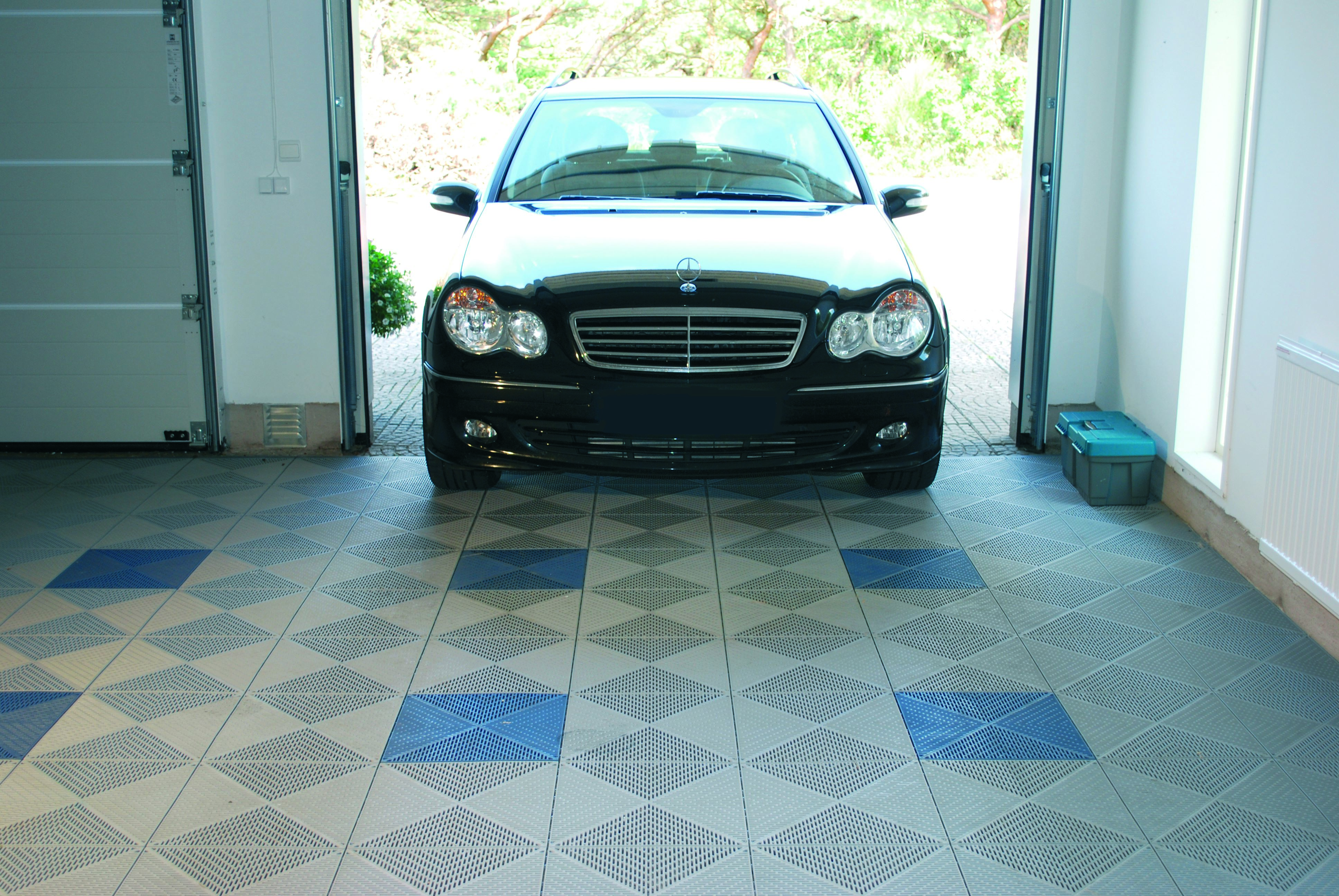 Med plastfliser har du alltid en tørr overflate i garasjen..