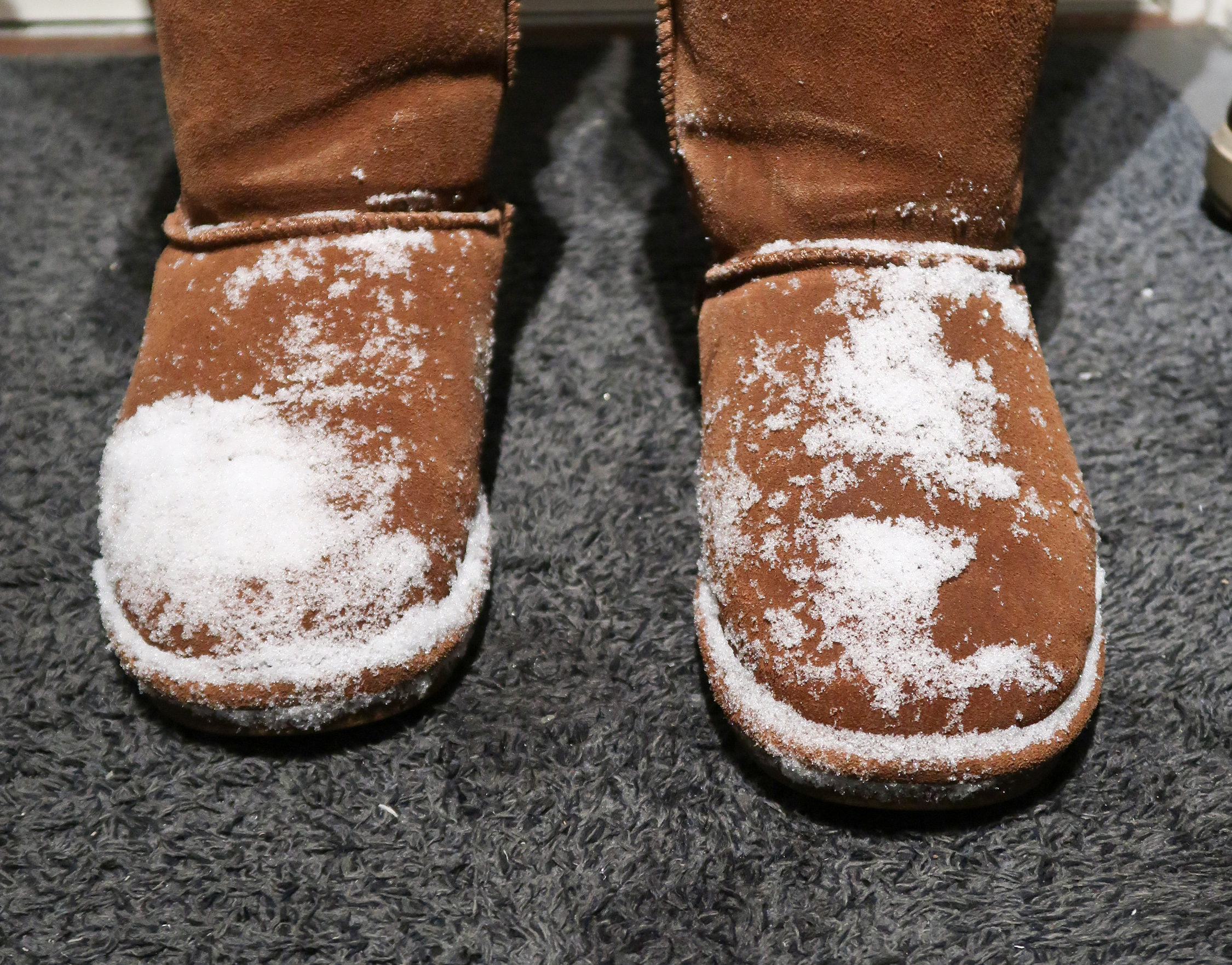 Våte sko på gulvet