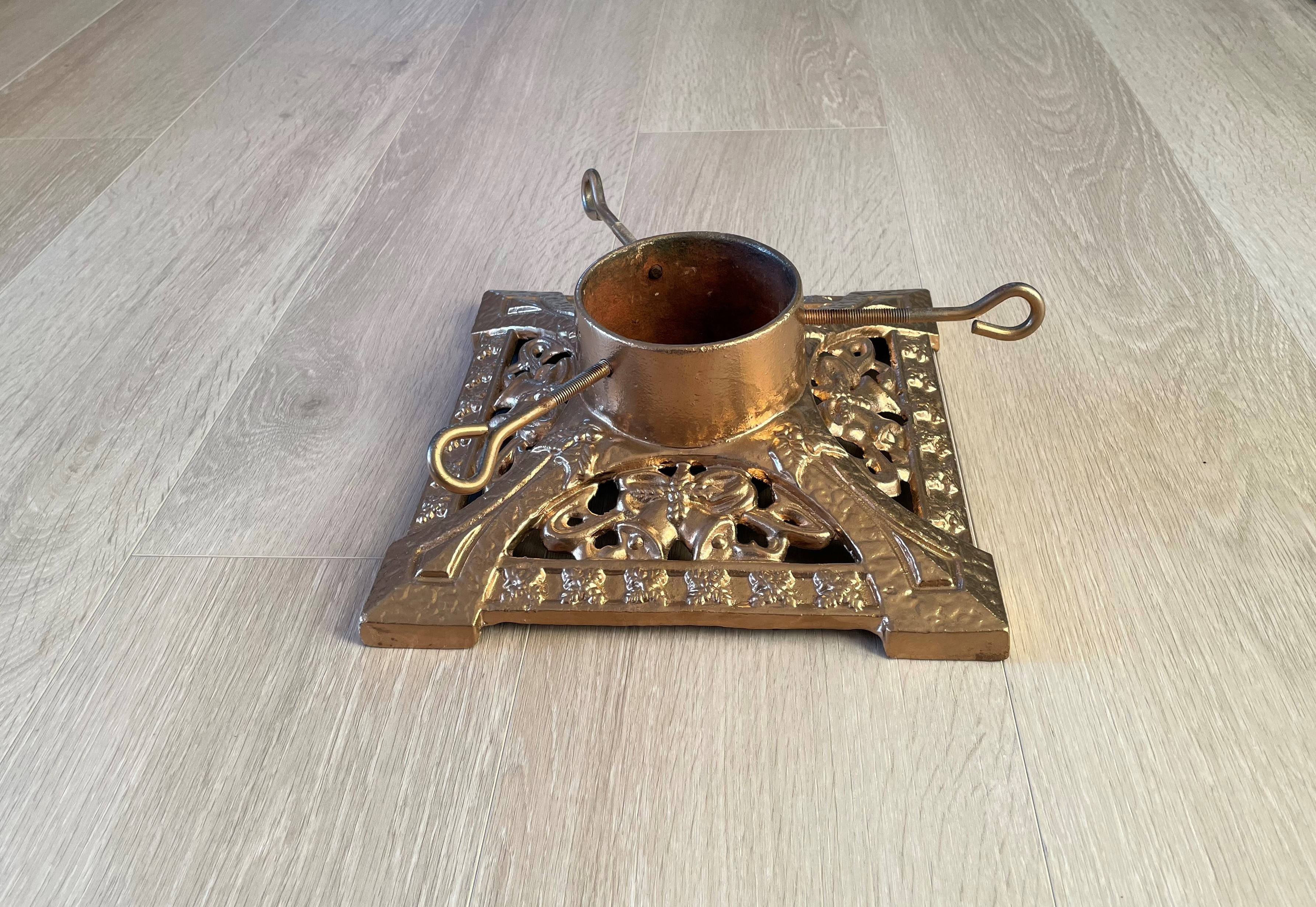 Juletrefot som står på bart gulv uten beskyttelse.