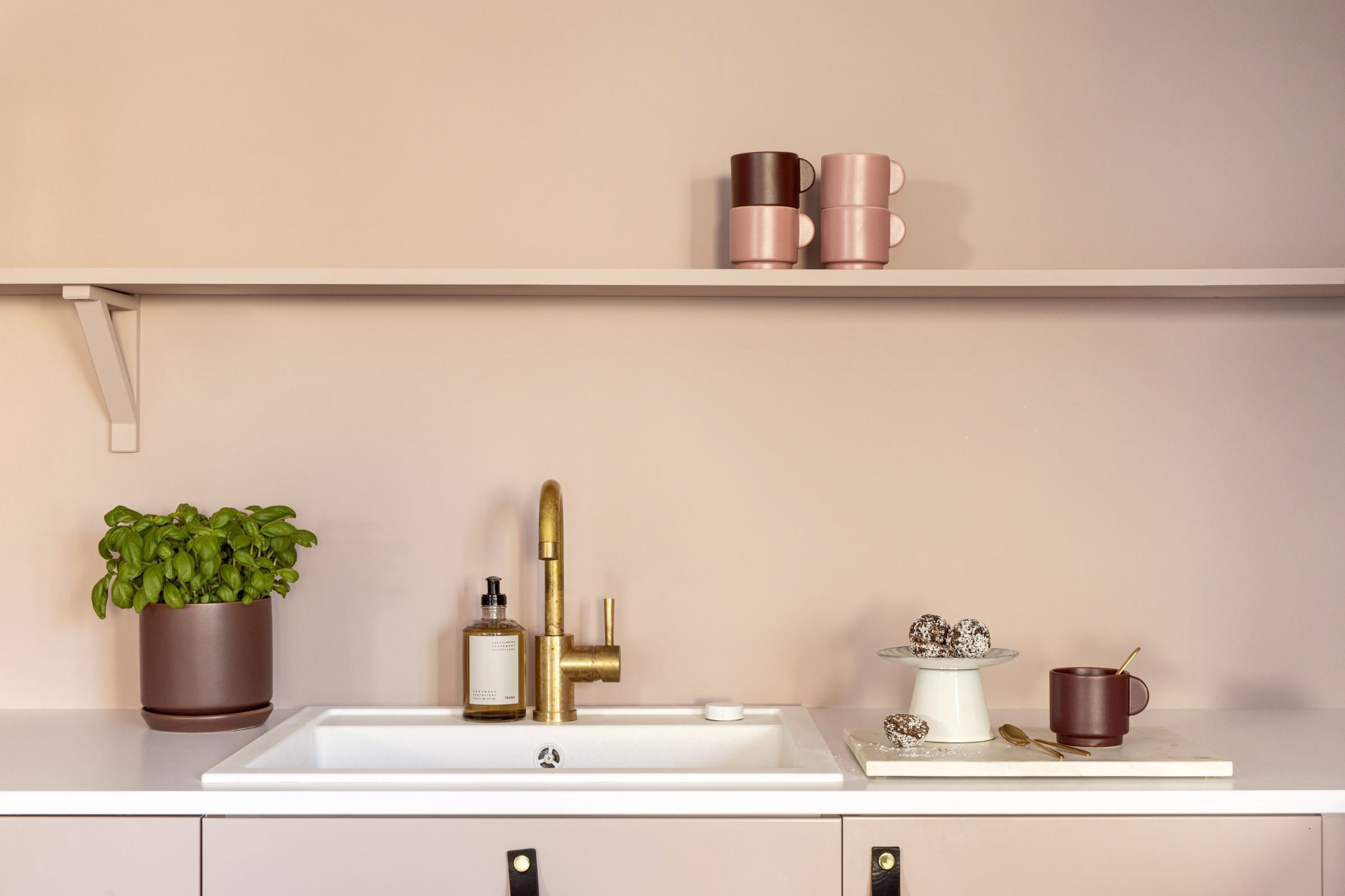 rosa interiør hylle