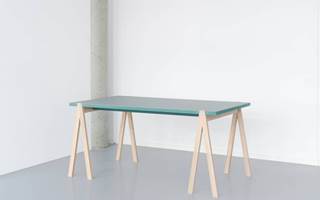 BestTalent 2015. Åsmund Engesland fikk prisen for bordet Lokee Table. Juryen falt for det enkle, komplette uttrykket, der bordplatens møte med bordbena blir detaljene som skaper særpreget.