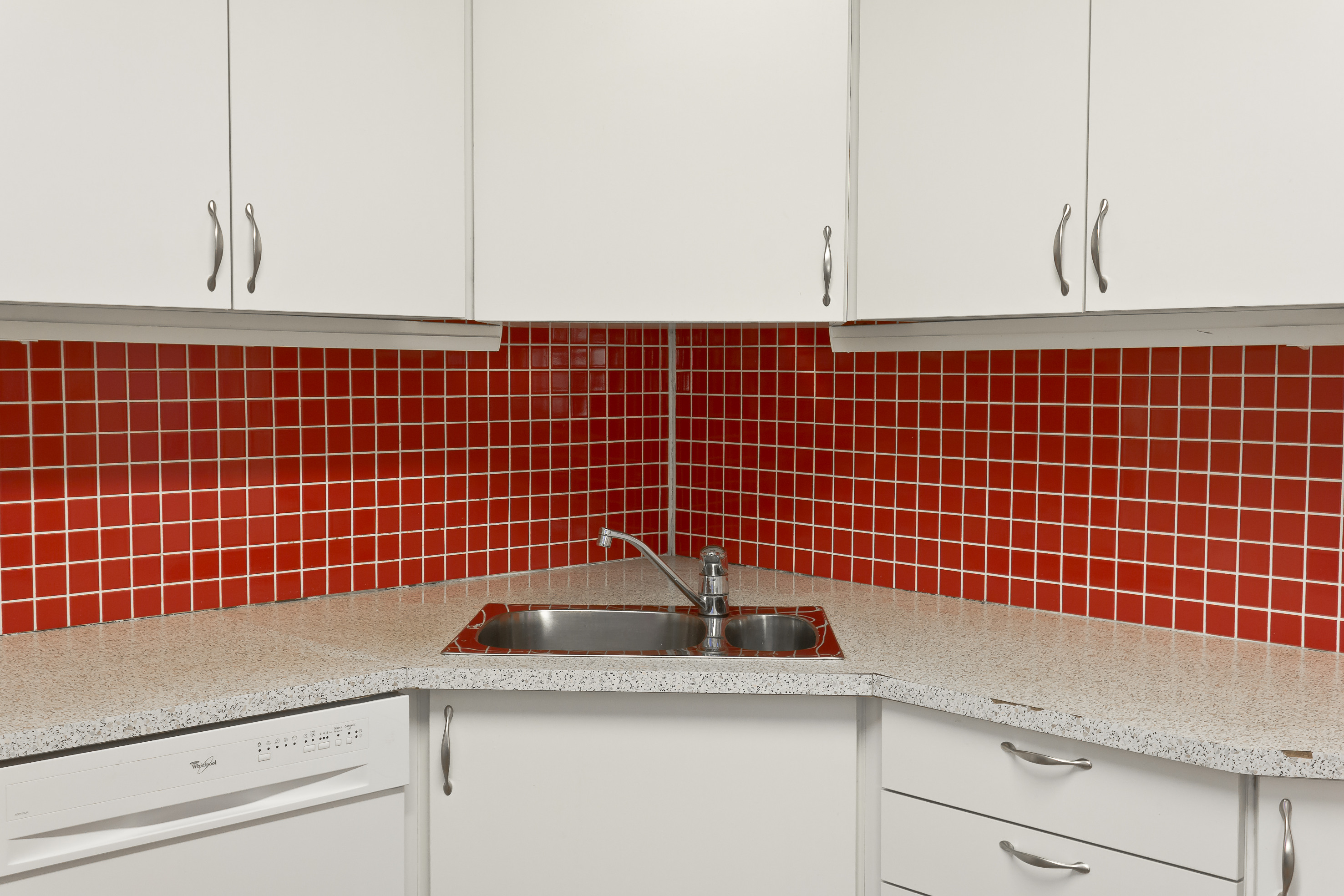 Trenger kjøkkenet en fornying? Her er det gamle kjøkkenet før det fikk en runde med betongpulver.