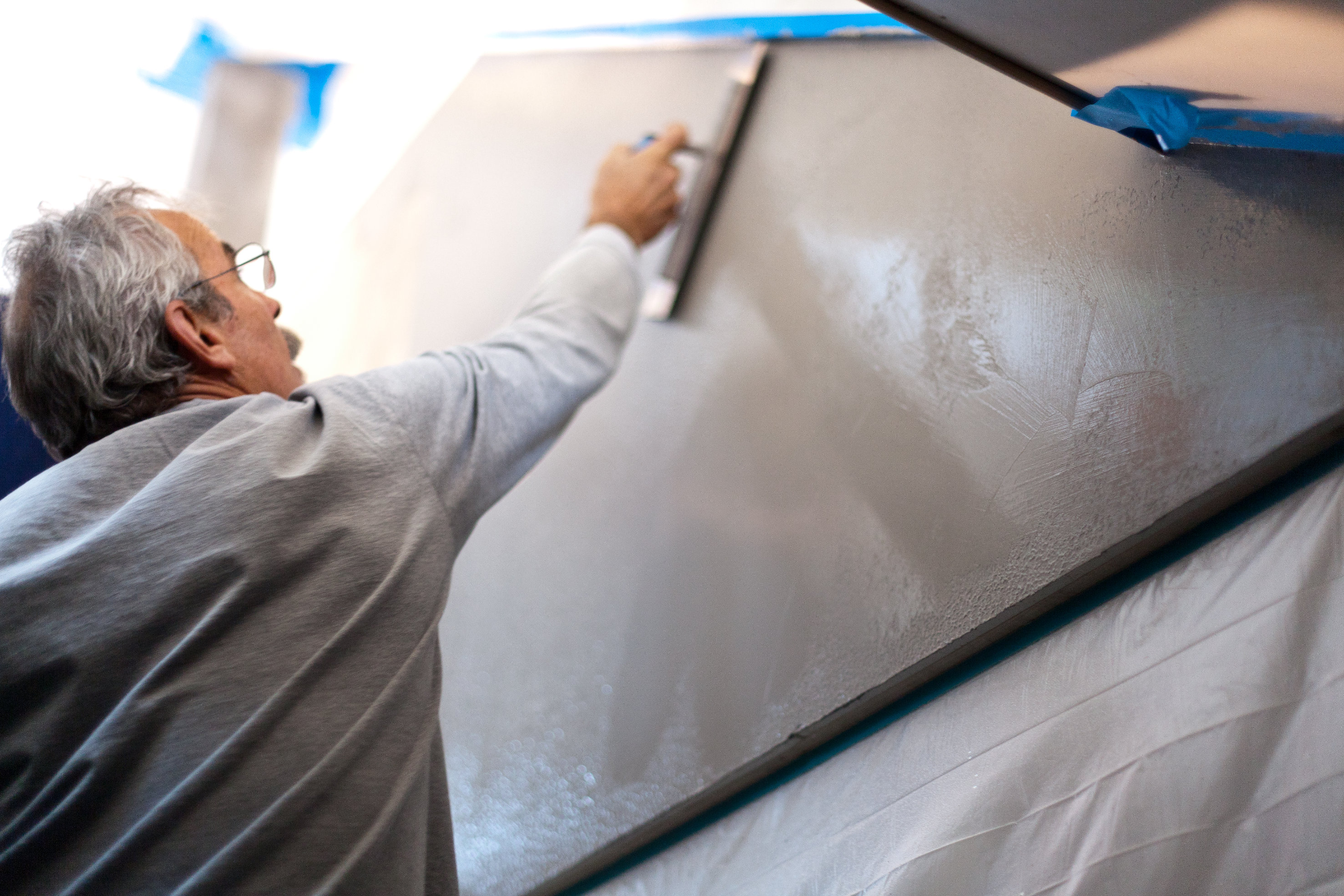 Betonglooken lages når sparkelen er semitørr, ved å dra en stålsparkel hardt over flaten. Etter 2 - 4 timer slipes/poleres overflaten for å få det endelige utseende. Flaten grunnes så med en akrylgrunn,  og etter min 12 timers tørking forsegles flaten med