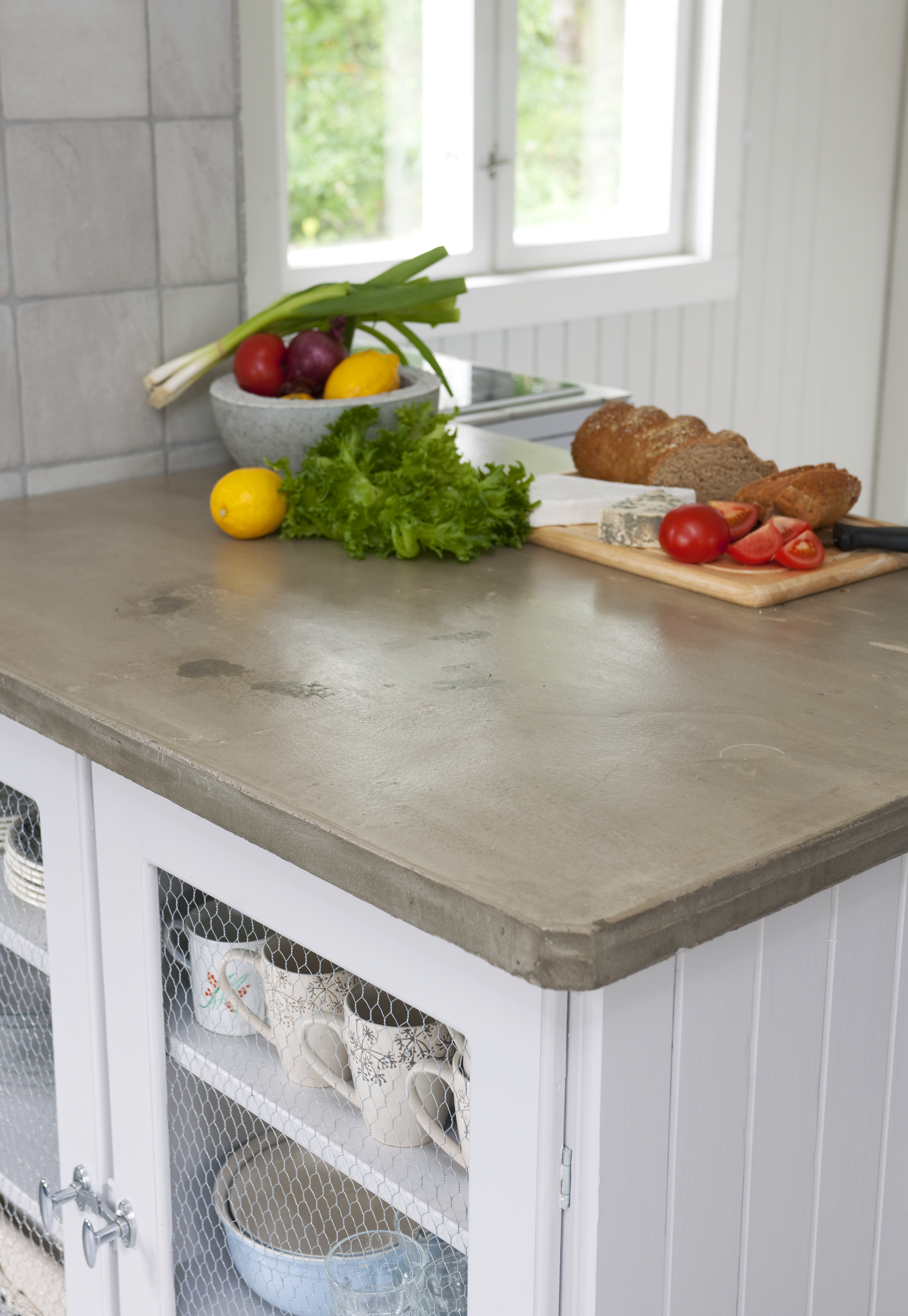 BEHANDLING: BENKEPLATEN ER I BETONG