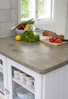 Vanlige tørrende gulvoljer er like godt egnet til harde materialer, som kjøkkenbenken i betong.