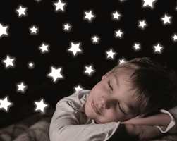 Stjerner i skråtaket over sengen kan være en idé. Så kan barnet flytte rundt på klistremerkene.