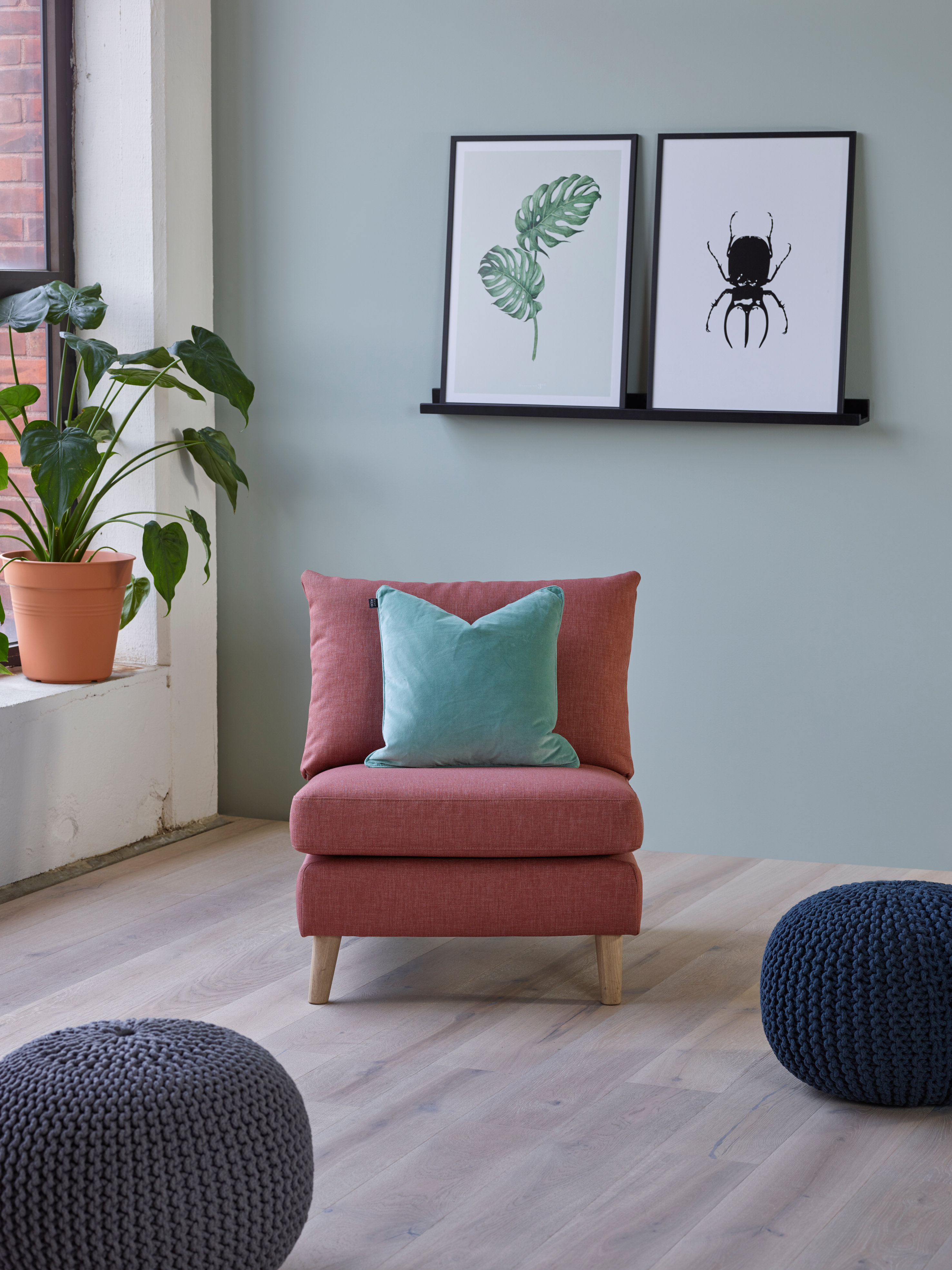 R&Oslash;DT: Noen innslag fra motsatt side p&aring; fargesirkelen liver opp og varmer et svalt turkis interi&oslash;r. (Foto: Bohus)