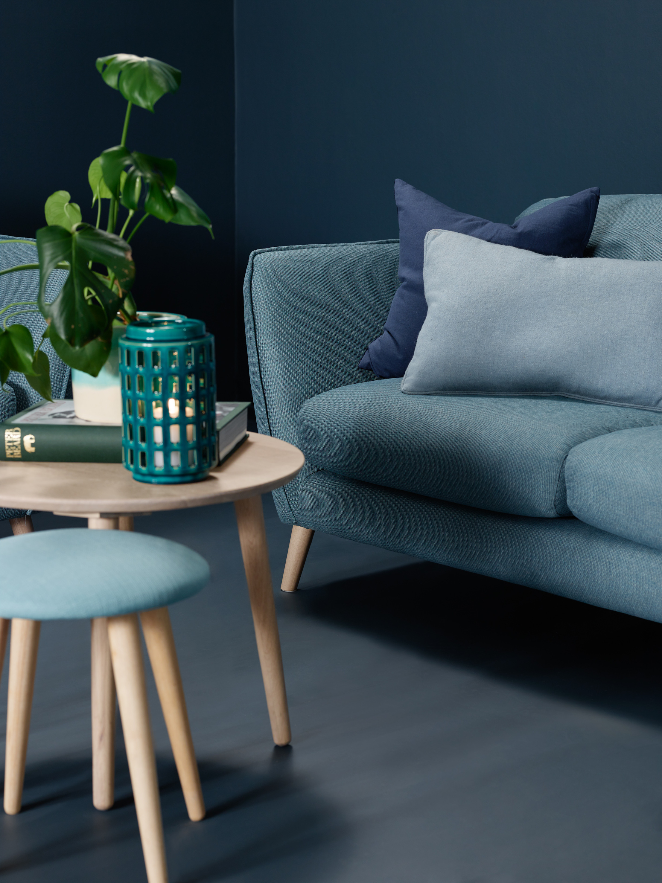 STØVETE: Det er særlig de støvete blåfargene folk vil ha på veggen, ifølge Magnus Jahren hos NID Martinsen. Veggfarge fra NID. (Foto: Bohus)