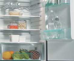 Hver uke kaster en gjennomsnittsfamilie sju liter mat fra kjøleskapet. Mindre innkjøp, bedre renhold og organisering av matvarer i kjøleskapet kan spare oss for tusenlapper.