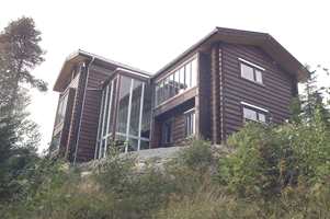 Laftetrenden i hyttemarkedet sprer seg til vanlige boliger. Moderne tømmerhus har godt inneklima og vil slå godt an i Norge, spår ekspertene.