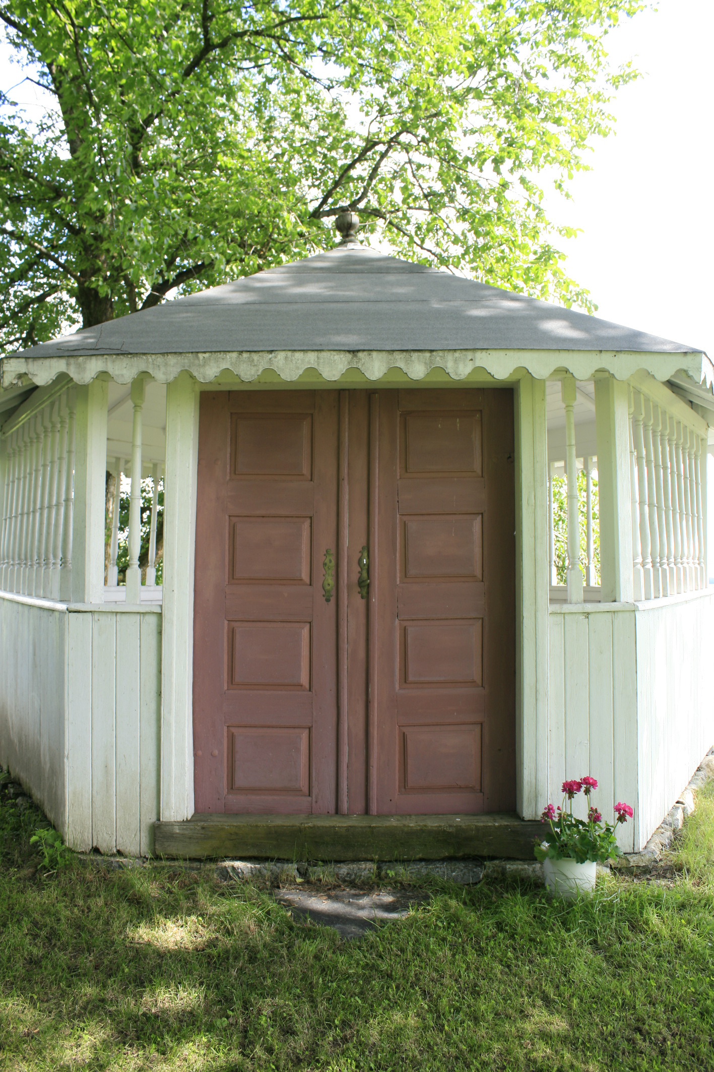 Hvordan fargene slites og eldes varierer fra produkt til produkt. P&aring; dette lysthuset er det en d&oslash;r som eldes med stil.