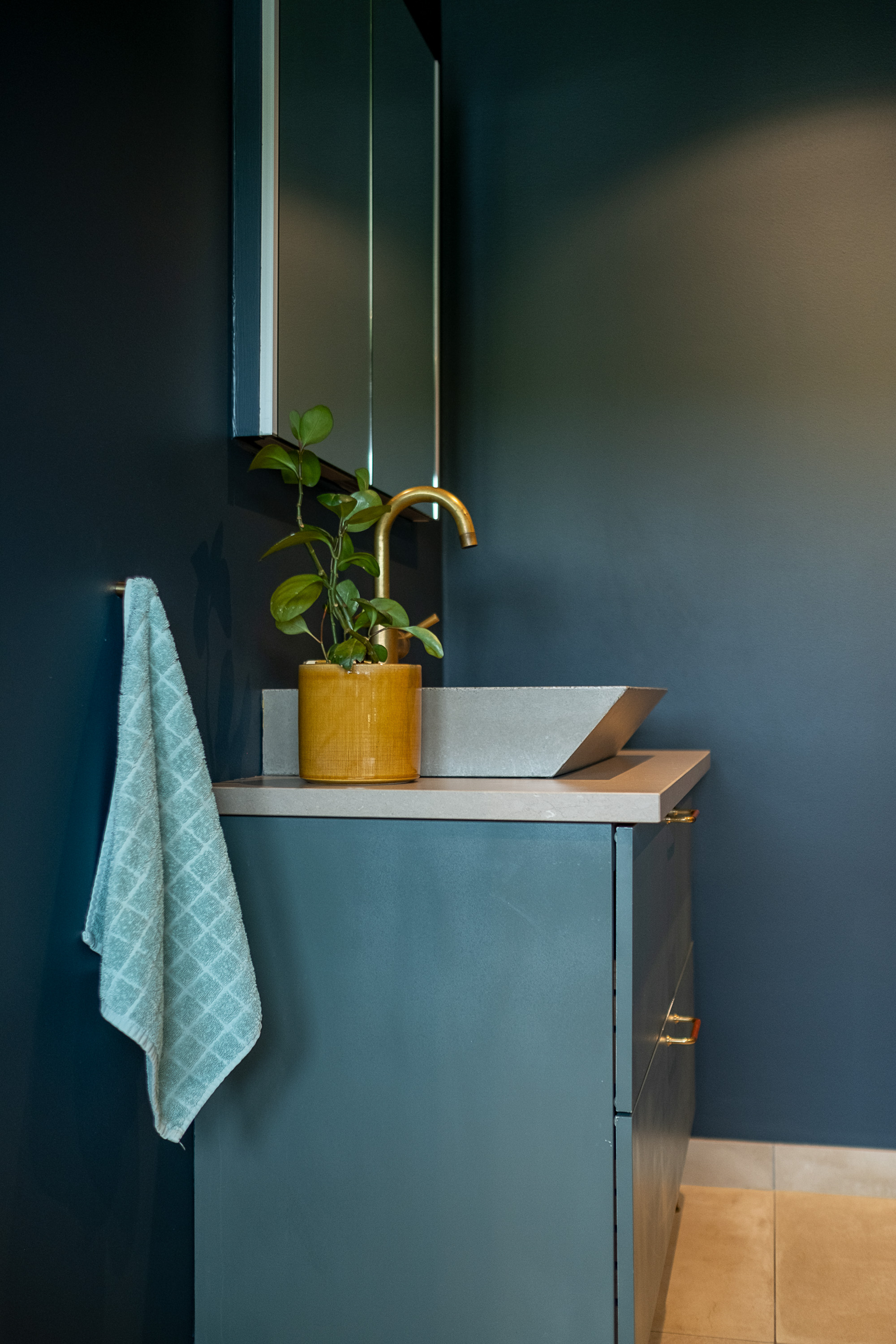 større rom med mørke vegger