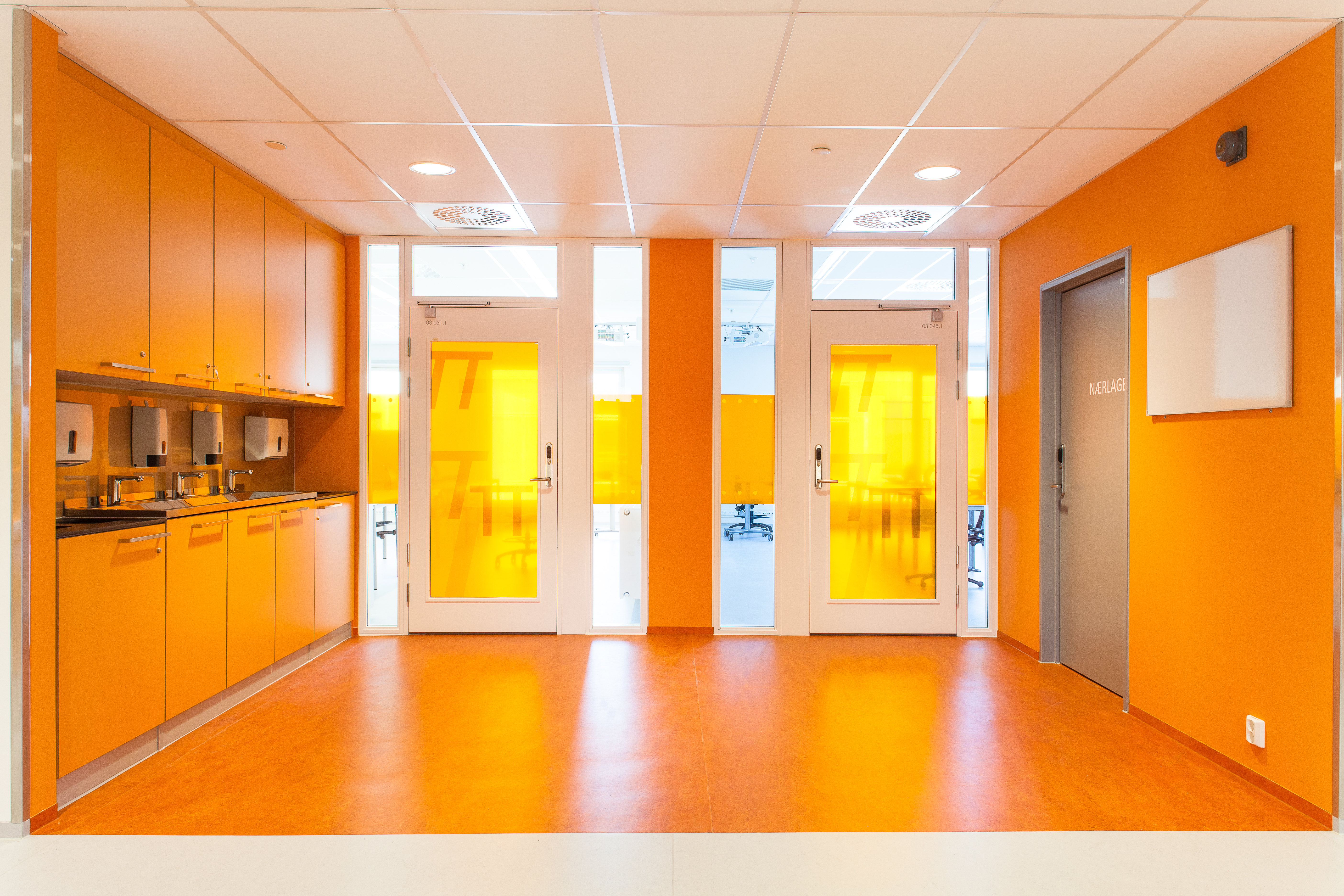 For å tilføre interiørene mer karakter er det i stor grad benyttet transparent, farget film som matcher de stedvise temafargene.