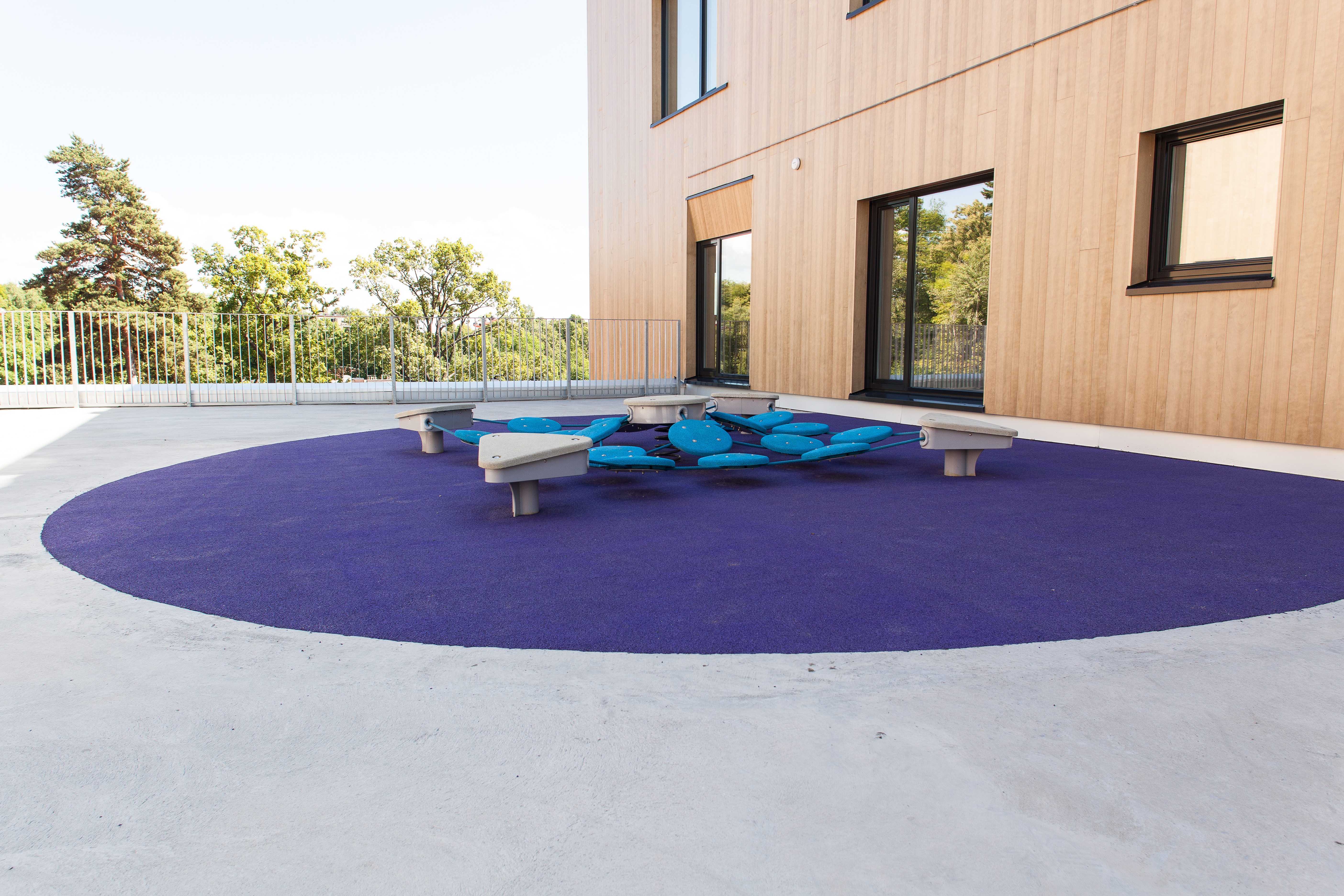 Installasjoner i uterommet har fått farge.