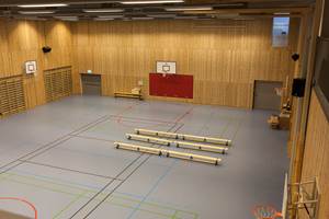 Gymsalen, eller idrettshallen har dimensjoner som også gjør den ettertraktet for lokale idrettslag.