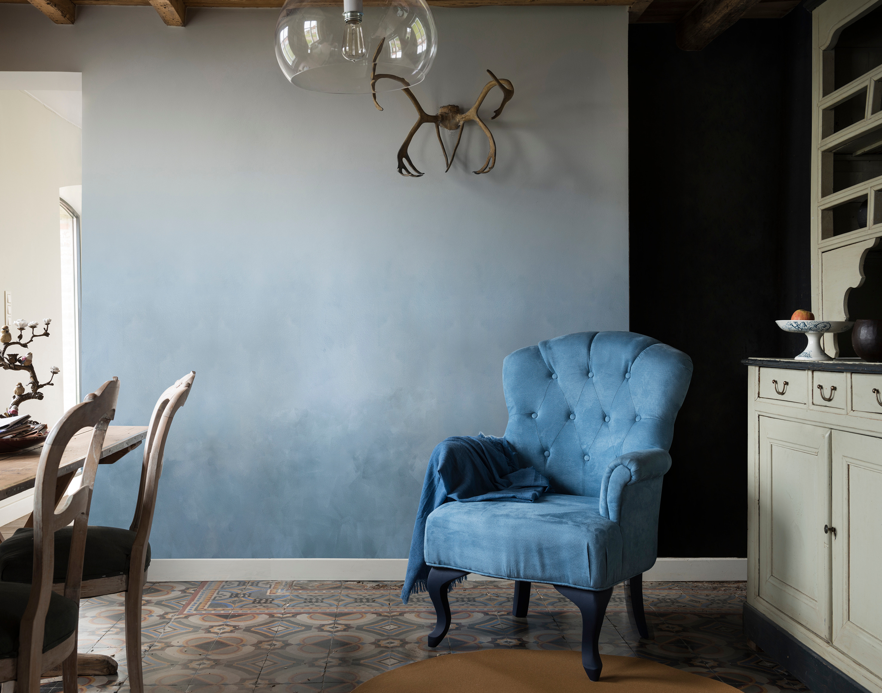 Den nye blåfargen «Denim Drift» har en naturlig beroligende effekt, og ulike egenskaper avhengig av hvilken farge den kombineres med. Derfor kan den skape ulike stemninger i hjemmet.