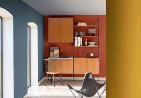 Sone-inndelingen skaper en avskjermet arbeidsplass i hjemmet. Veggen er malt i en kontrastfarge som skaper fokus og gir en elegant innramming til et skrivebord og er ideelt for små rom.